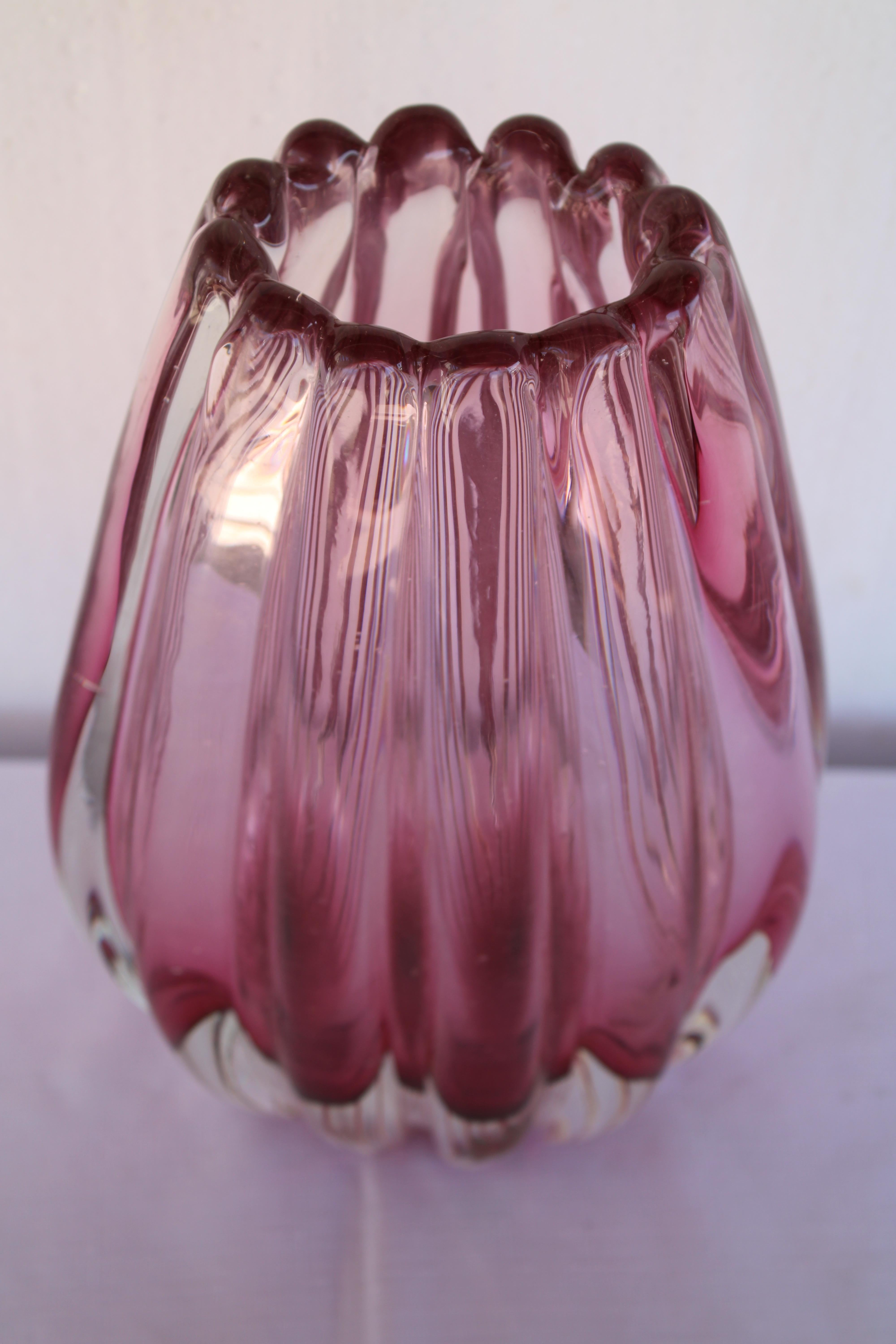 Moderno Vaso di vetro Seguso Murano Cranberry in vendita