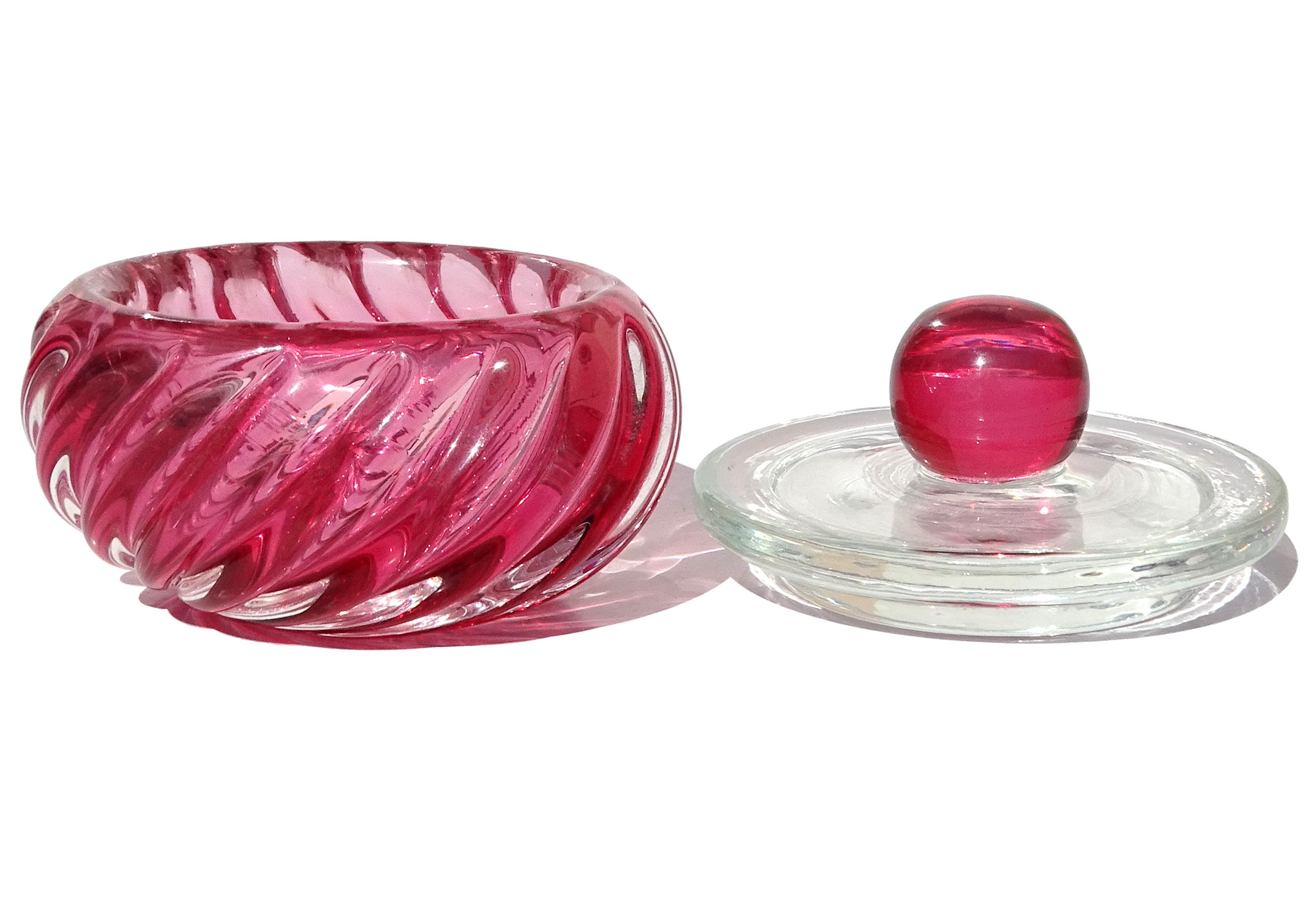 Preciosa polvera / tarro vintage de cristal artístico italiano de Murano soplado a mano de color rosa arándano. Documentado al diseñador Archimede Seguso. La pieza tiene una etiqueta original roja y dorada 