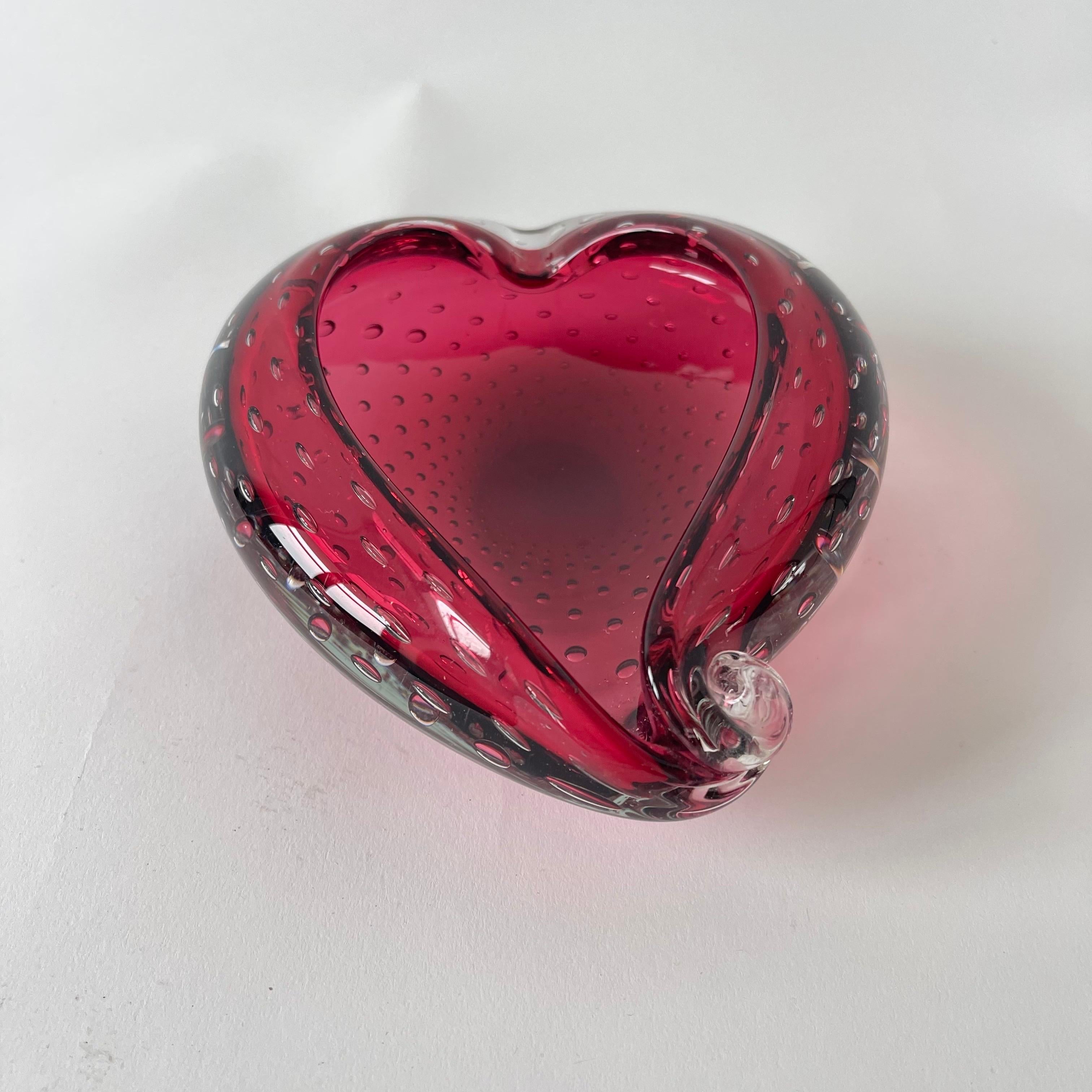 Plato, cuenco, cenicero o vide poche de cristal de Murano orgánico, realizado en un hermoso cristal de Murano soplado a mano de color rojo intenso con burbujas Bullicante incrustadas.  Atribuido a Archimede Seguso, Italia, década de 1960.