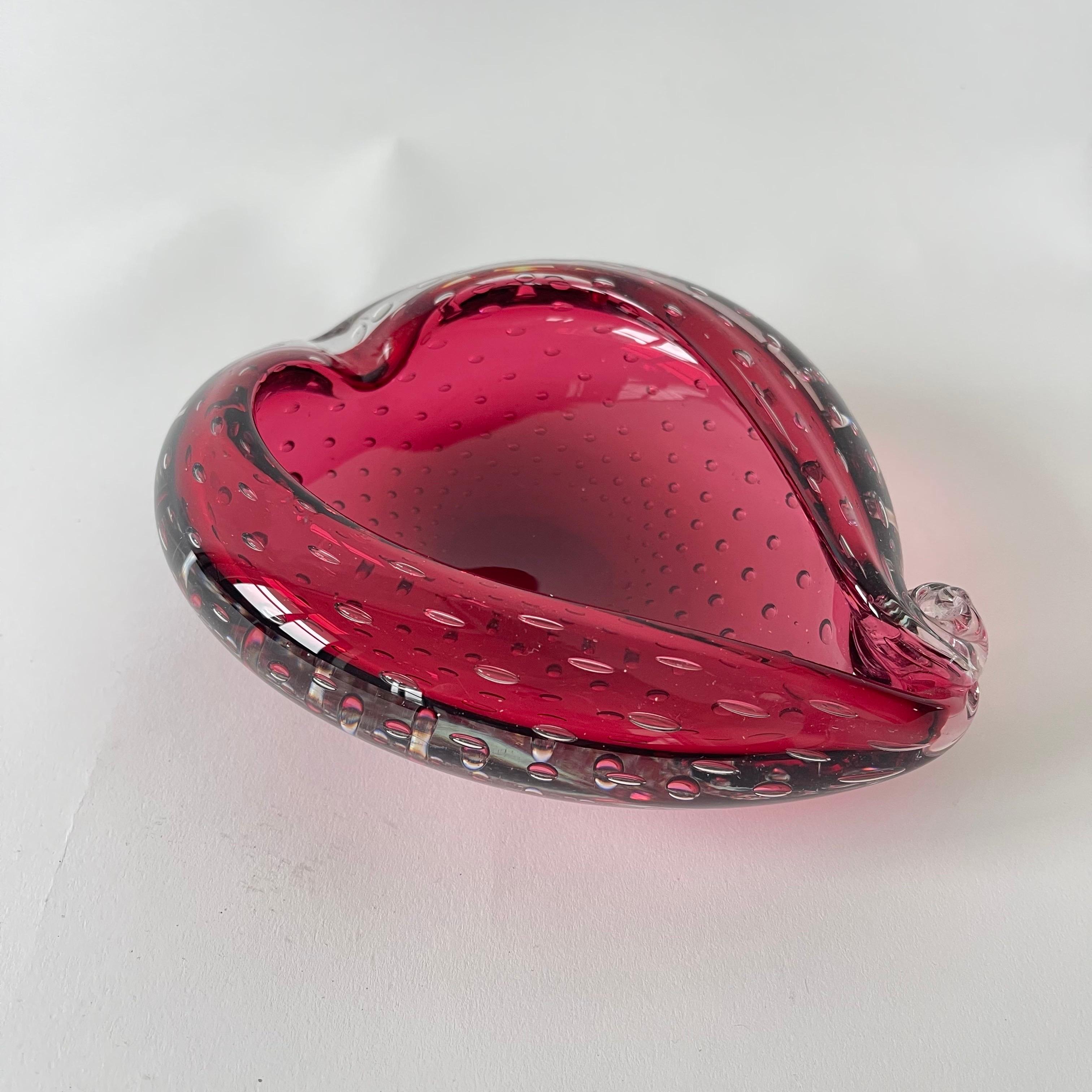 Cuenco o cenicero de cristal Bullicante Rojo Profundo de Seguso Murano, Italia, años 60 Moderno de mediados de siglo en venta