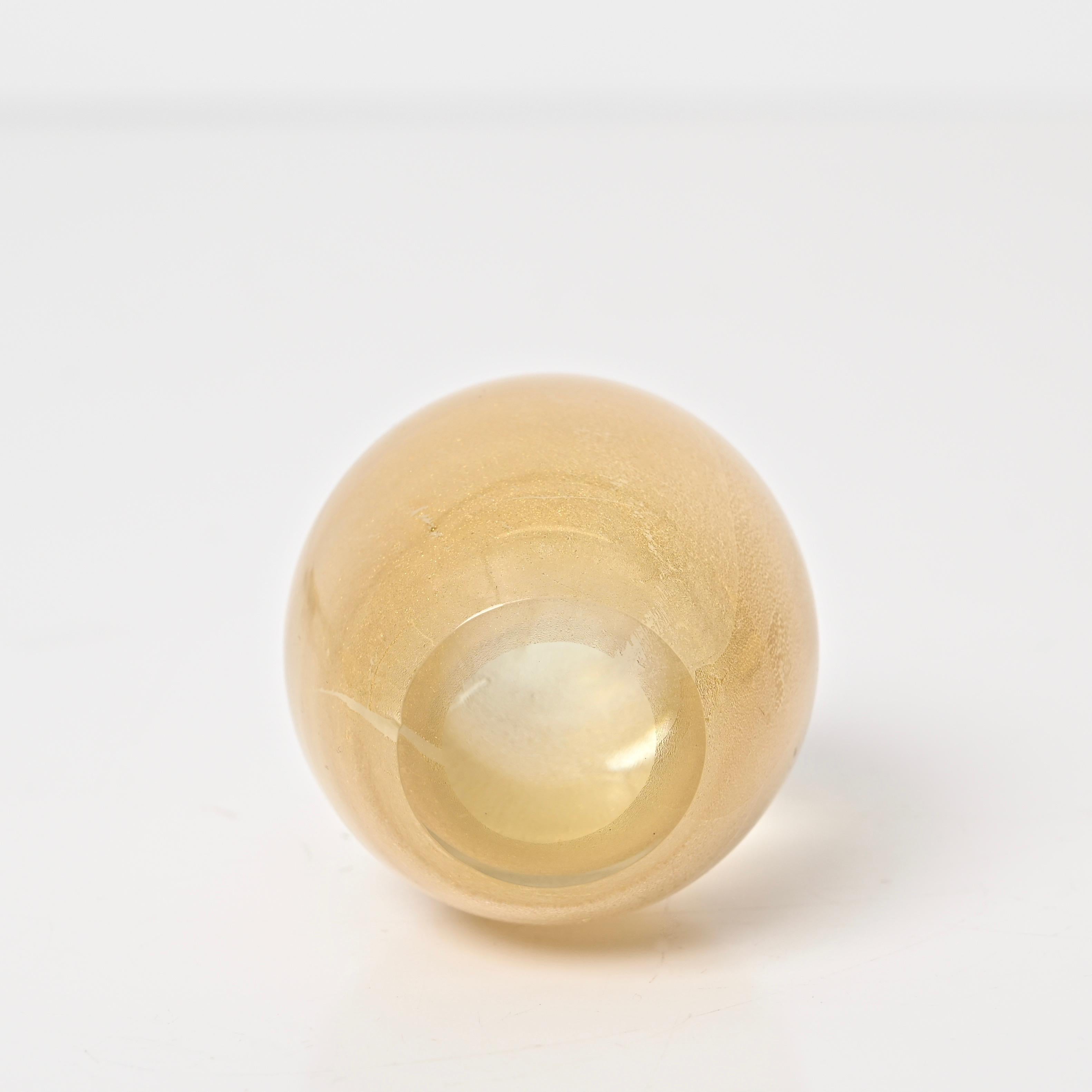 Seguso Murano Egg Paperweight in Murano Glass with Gold Dust, Italy 1950s For Sale 4