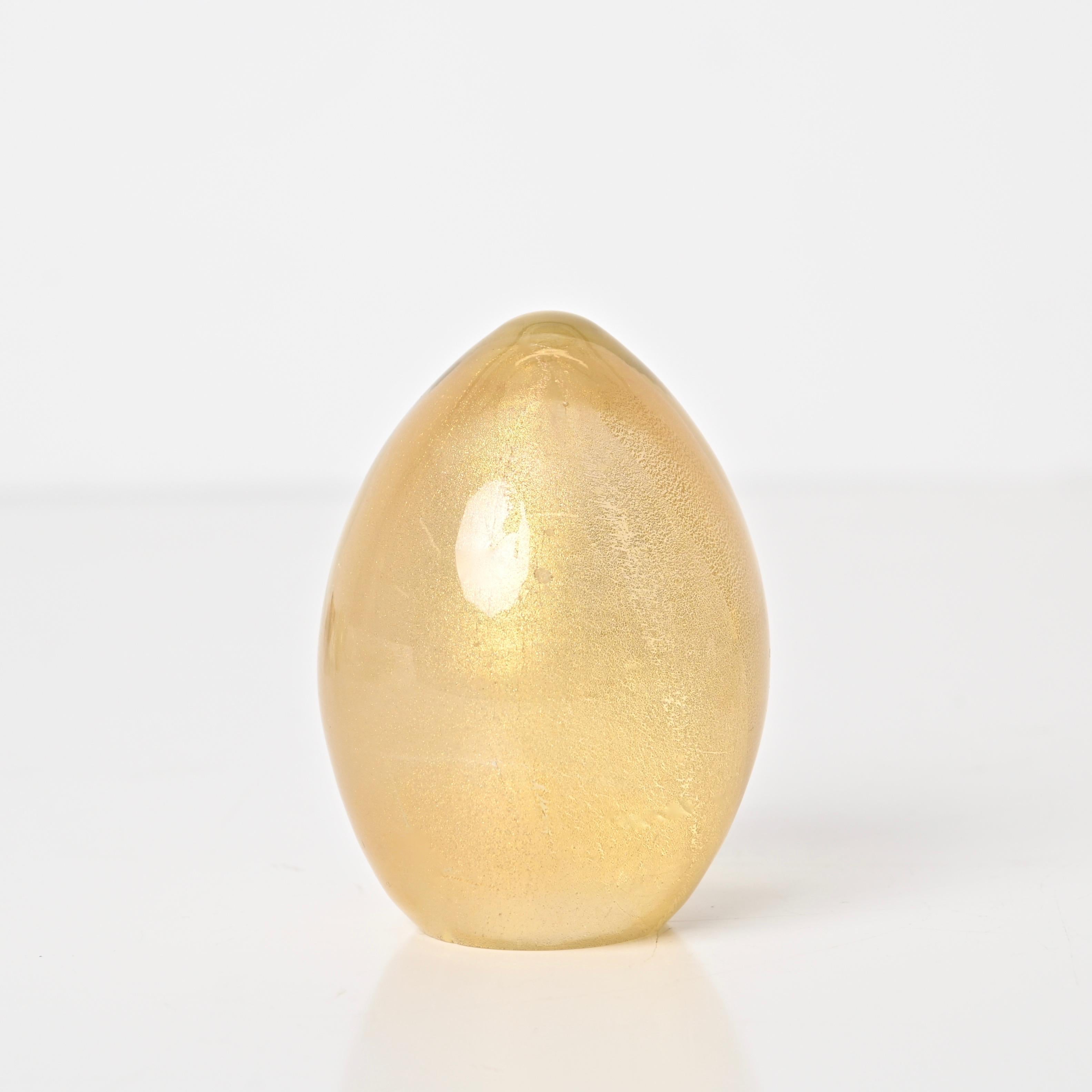 Seguso Murano Egg Paperweight in Murano Glass with Gold Dust, Italy 1950s For Sale 7