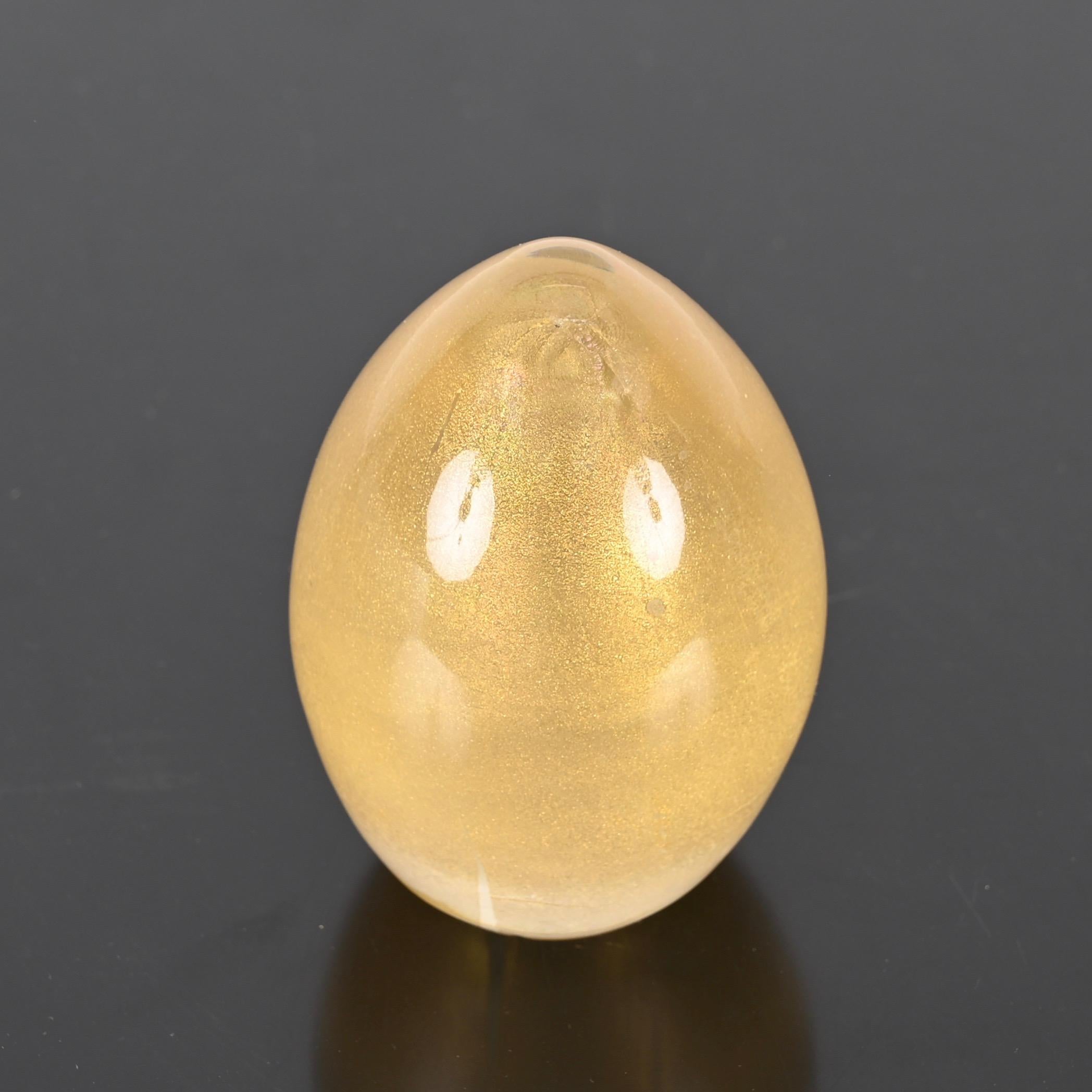 Fantastic egg-shaped paperweight made in mouth-blown Murano glass with gold leaf inside. This incredibly charming paperweight was designed by Archimede Seguso in Italy during the 1950s.

In amazing conditions with no chips or scratches, this stylish