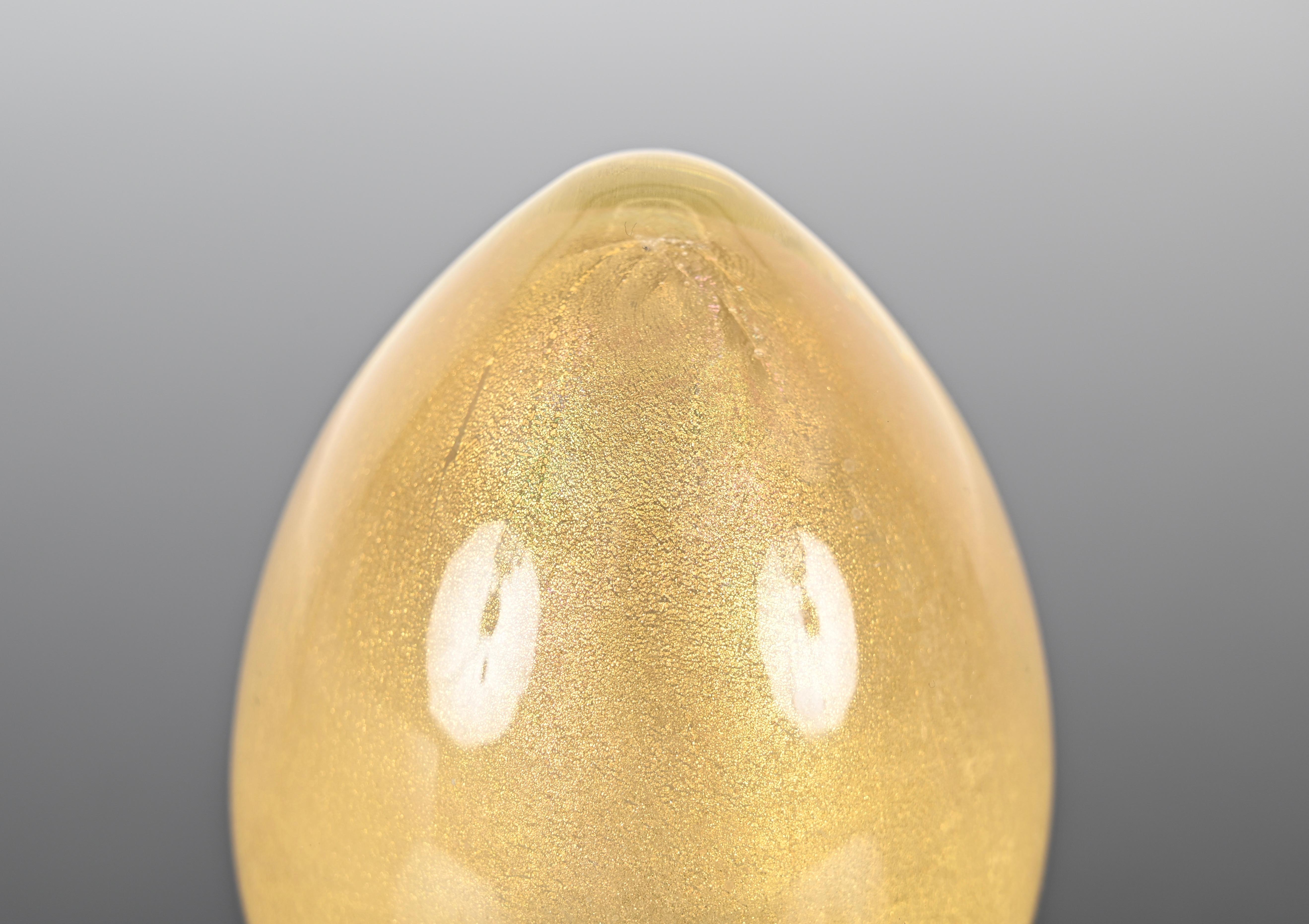 Mid-Century Modern Seguso Murano Egg Paperweight in Murano Glass with Gold Dust, Italy 1950s For Sale
