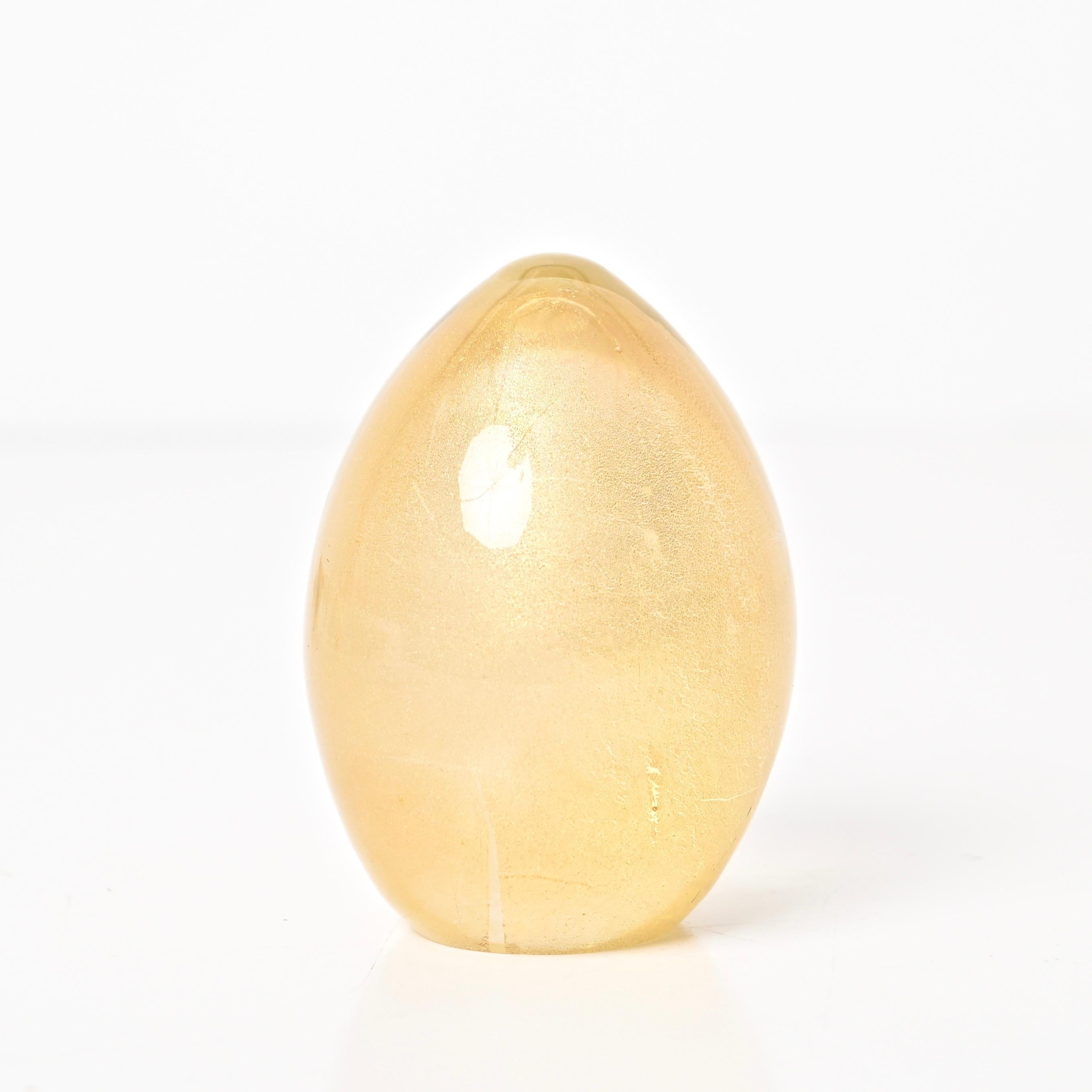Hand-Crafted Seguso Murano Egg Paperweight in Murano Glass with Gold Dust, Italy 1950s For Sale