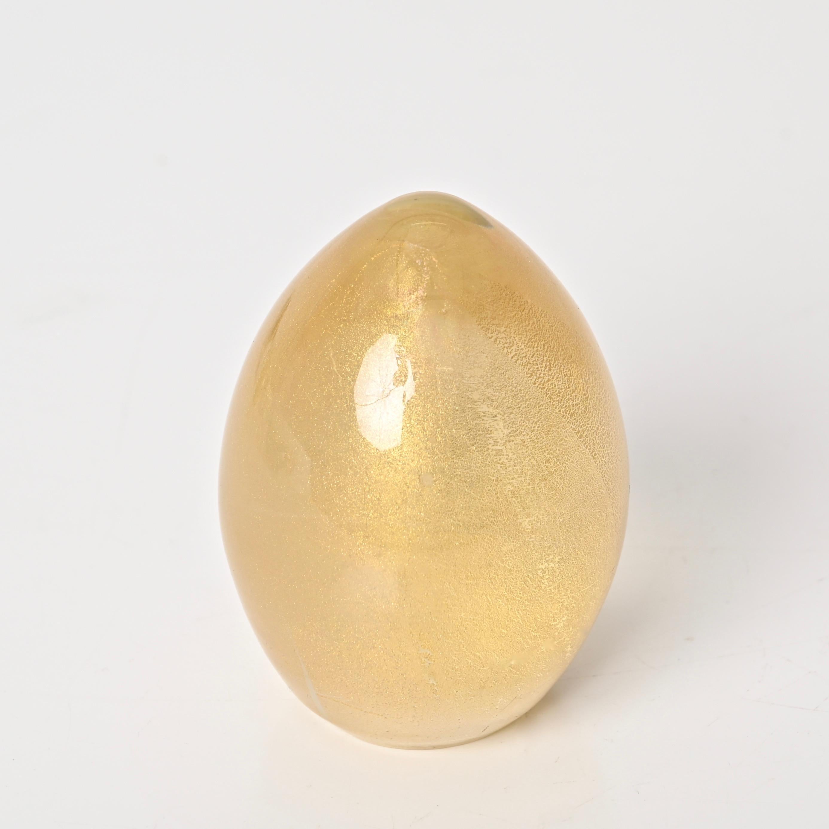 Seguso Murano Egg Paperweight in Murano Glass with Gold Dust, Italy 1950s In Good Condition For Sale In Roma, IT
