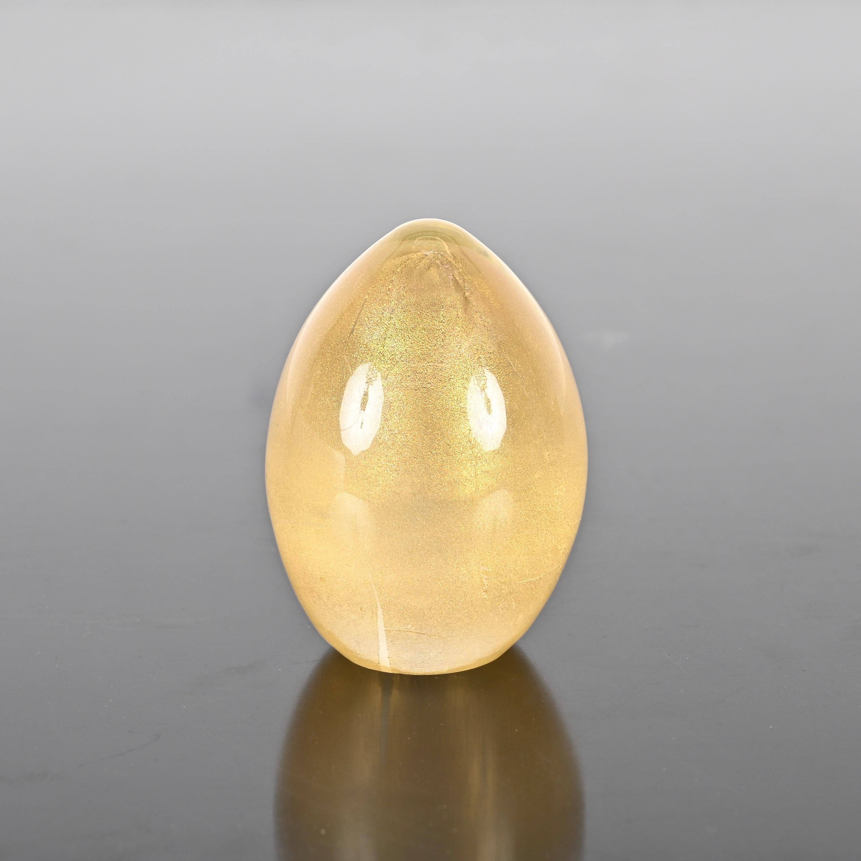 Seguso Murano Egg Paperweight in Murano Glass with Gold Dust, Italy 1950s For Sale 2