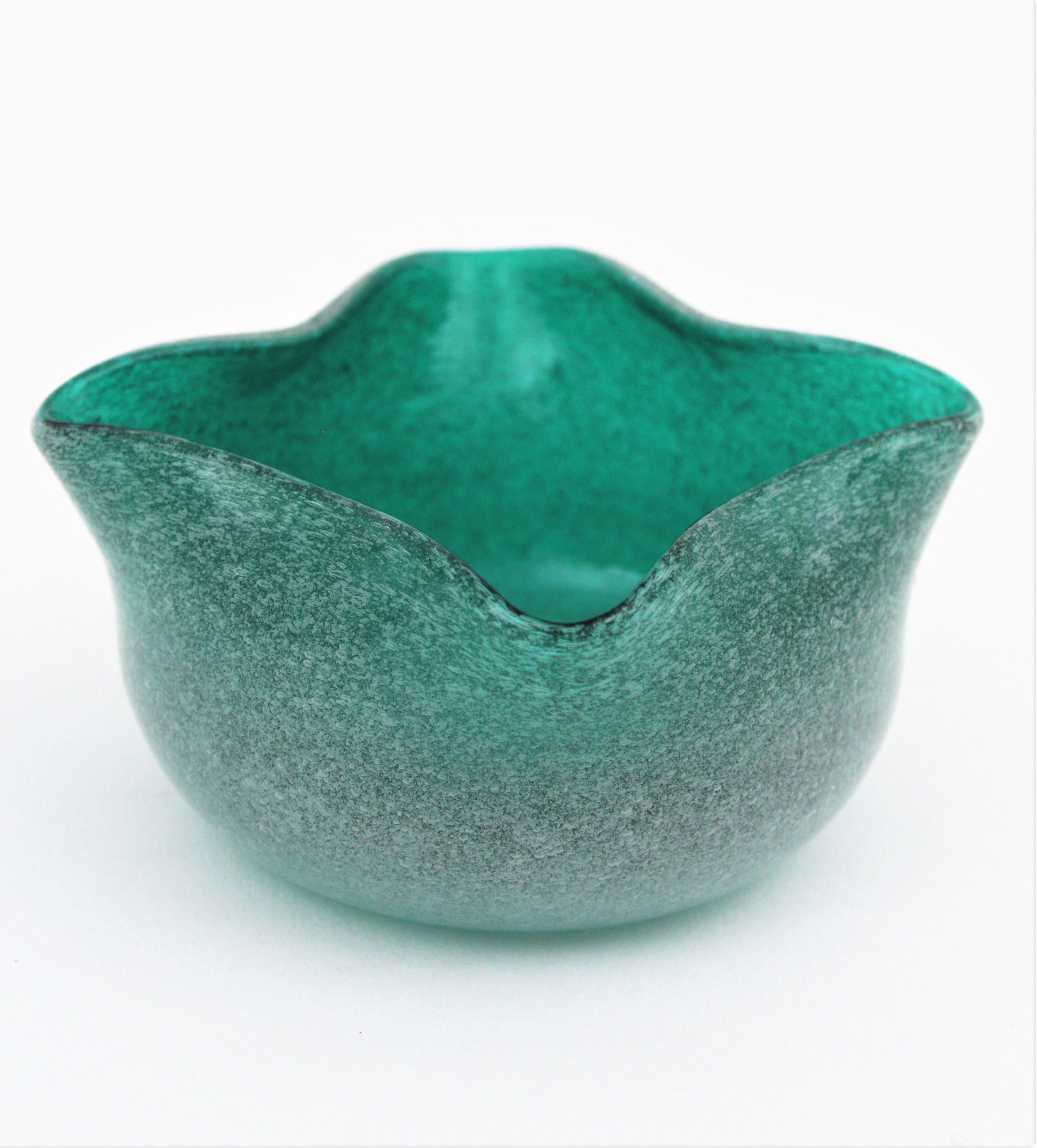 Seguso Murano Fazzoletto Pulegoso Bubbles Green Art Glass Bowl For Sale 1