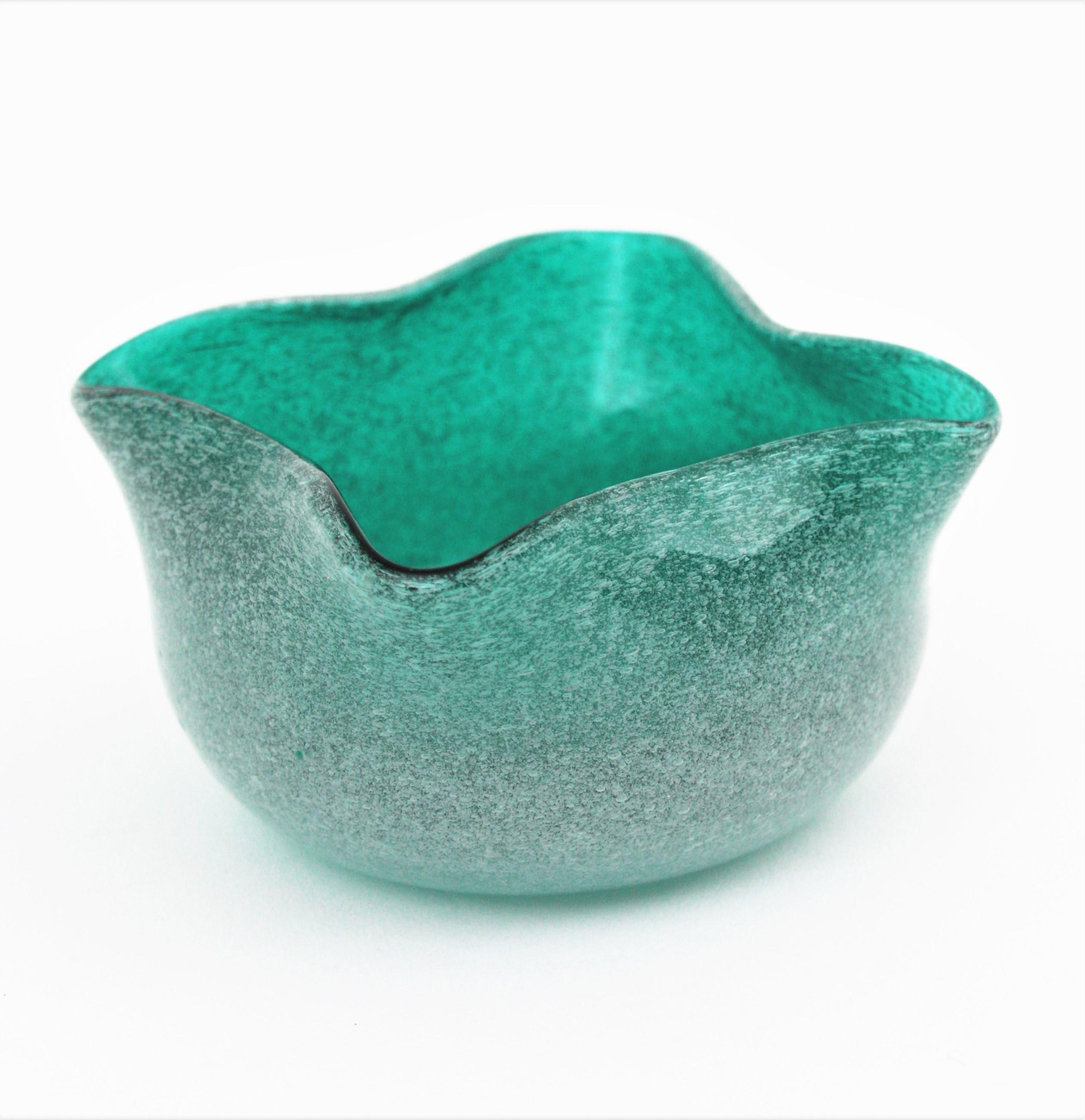 Seguso Murano Fazzoletto Pulegoso Bubbles Green Art Glass Bowl For Sale 2