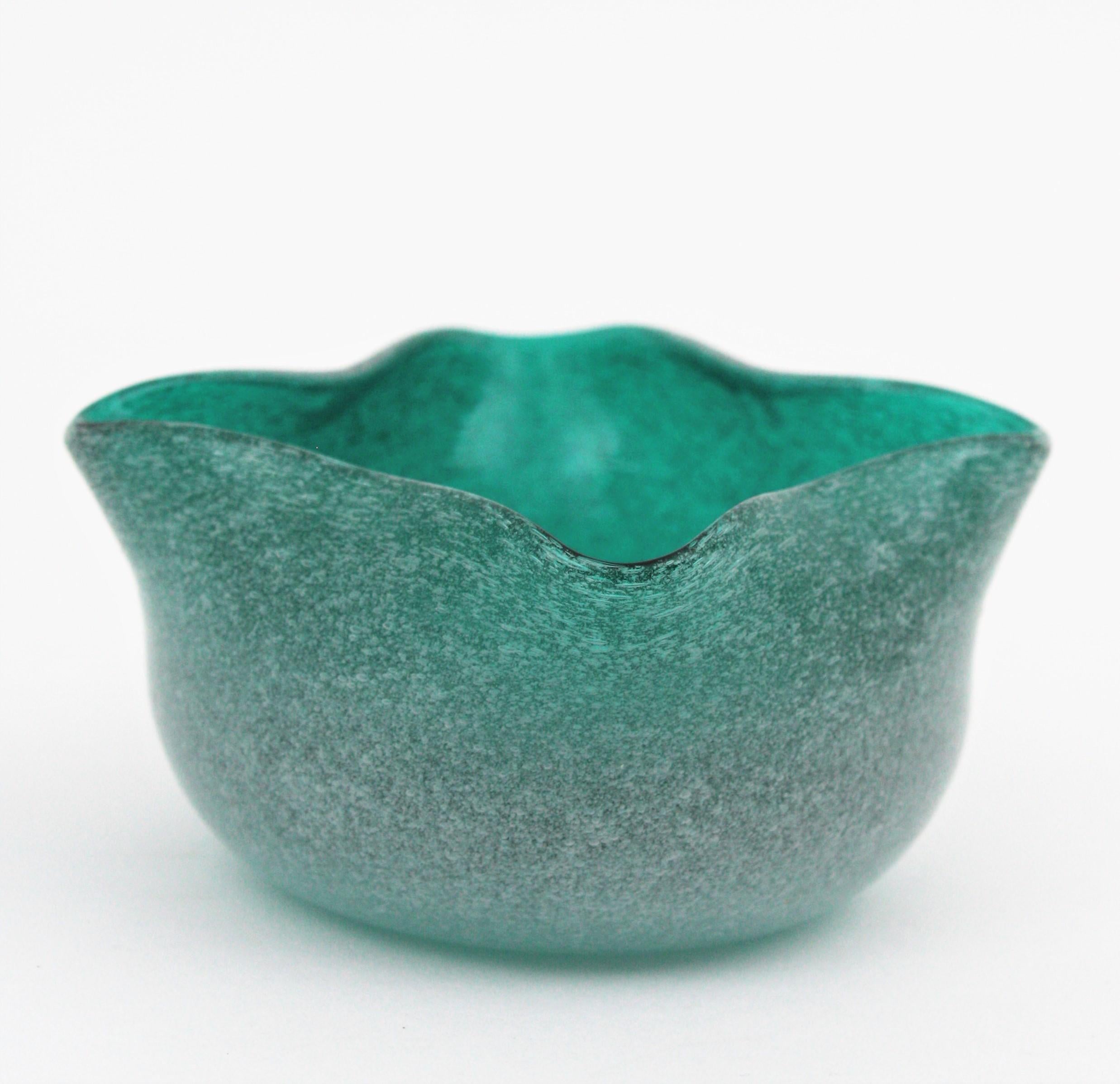 Seguso Murano Fazzoletto Pulegoso Bubbles Green Art Glass Bowl For Sale 3