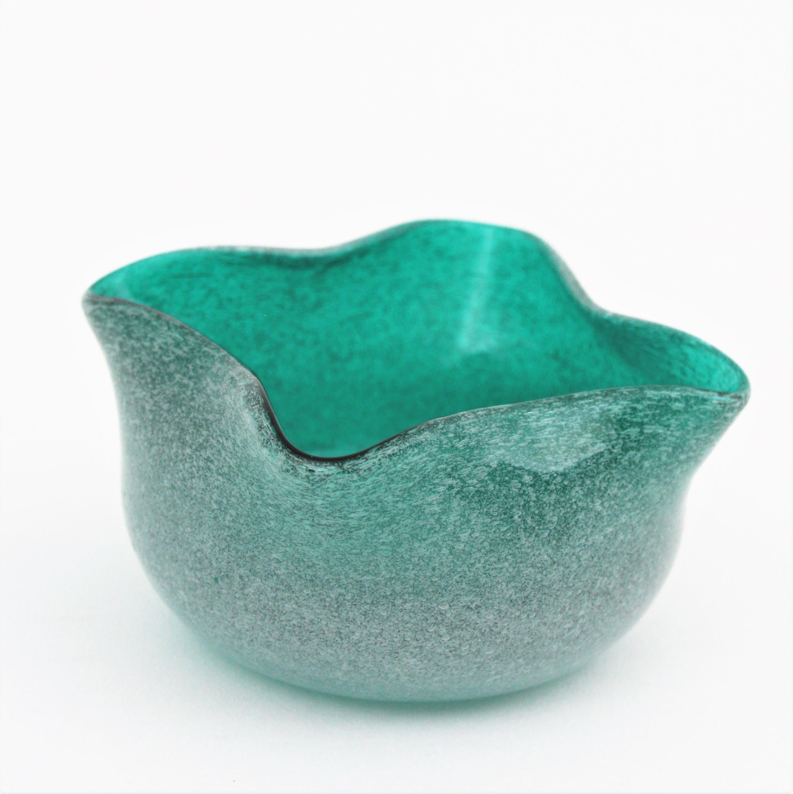 Seguso Murano Fazzoletto Pulegoso Bubbles Green Art Glass Bowl For Sale 5