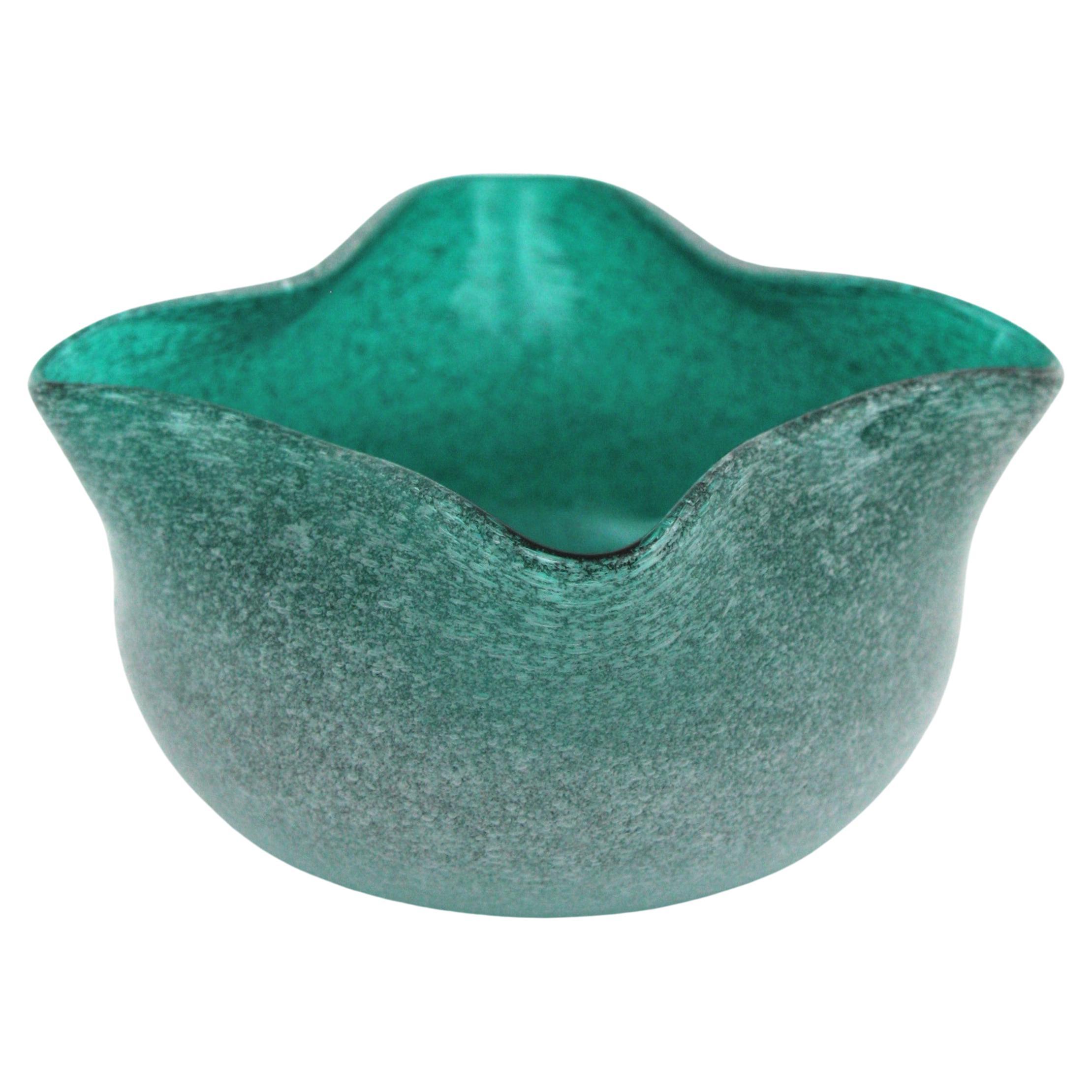 Ciotola in vetro artistico di Murano soffiato a mano di colore verde con bolle interne. Attribuito a Seguso Vetri d'Arte, Italia 1950.
Questa piccola ciotola è stata realizzata con la tecnica del 