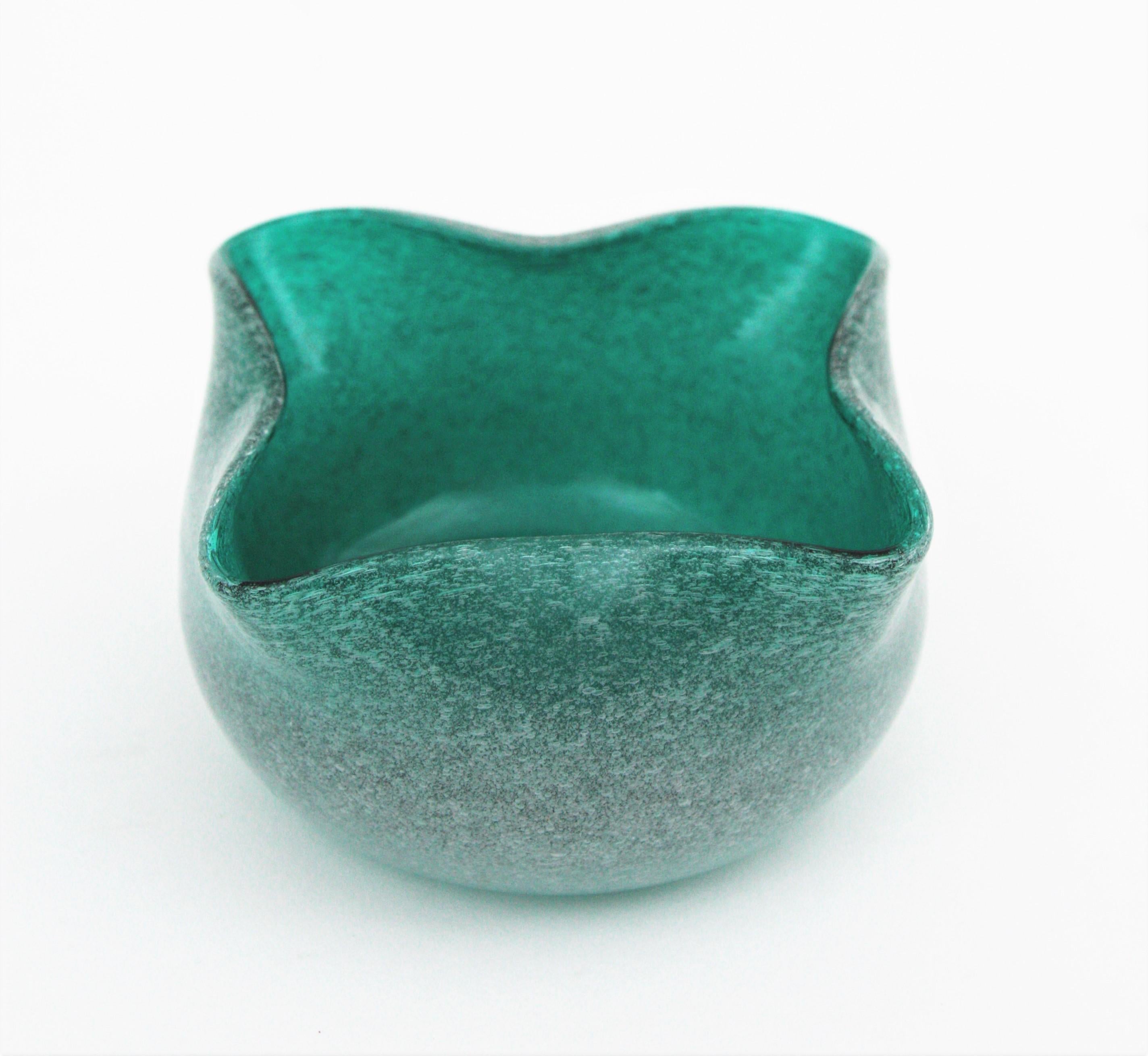 Hand-Crafted Seguso Murano Fazzoletto Pulegoso Bubbles Green Art Glass Bowl For Sale