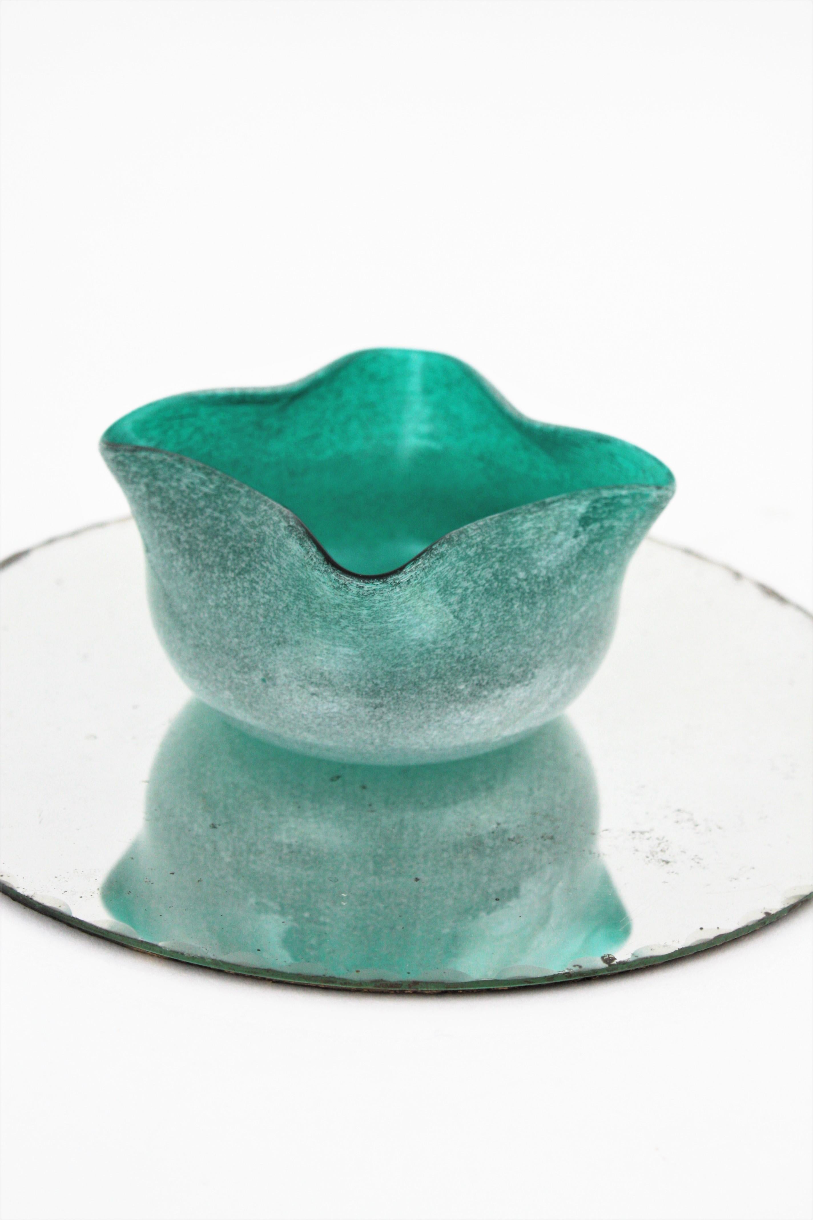 Seguso Murano Fazzoletto Pulegoso Burbujas Tazón de vidrio artístico verde Moderno de mediados de siglo en venta