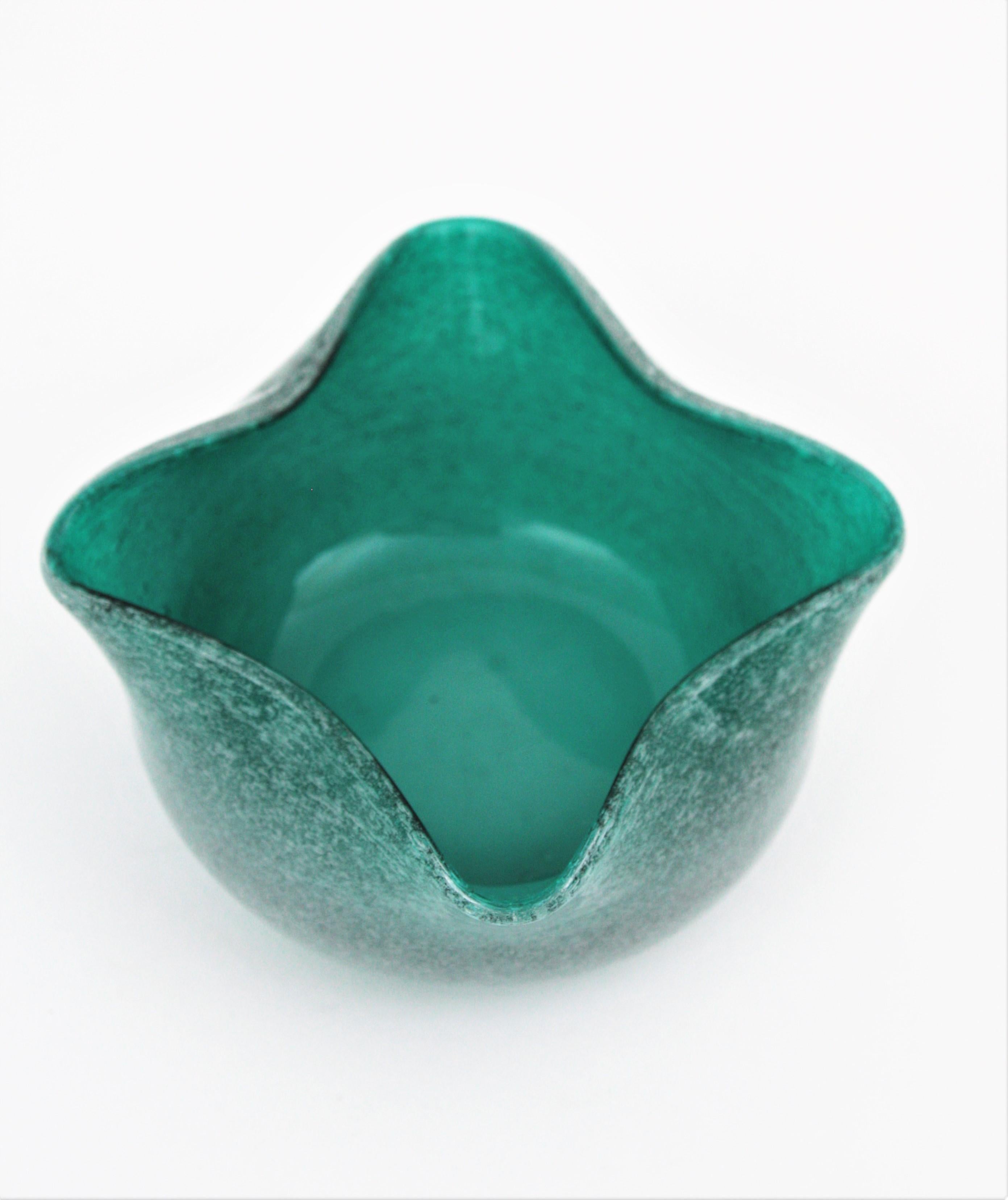 Murano Glass Seguso Murano Fazzoletto Pulegoso Bubbles Green Art Glass Bowl For Sale