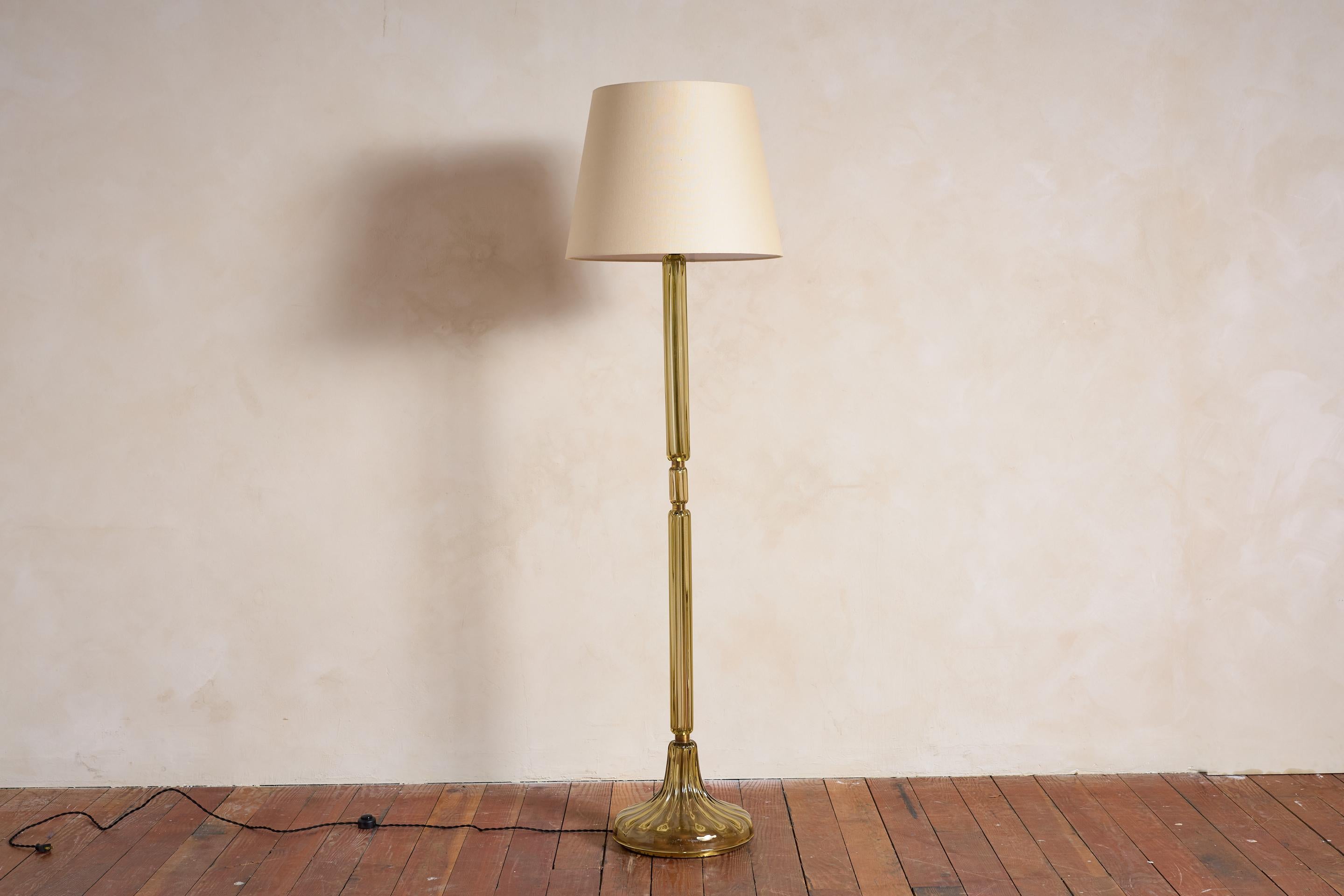 Massive Stehlampe aus Braunglas, entworfen von Seguso, Italien 1950er Jahre

Massiver Sockel und Stiel aus Murano-Glas mit schönem gelben Farbton und der für Seguso typischen Textur.  Groß und eindrucksvoller, als es ein Foto erfassen kann. 

Neu