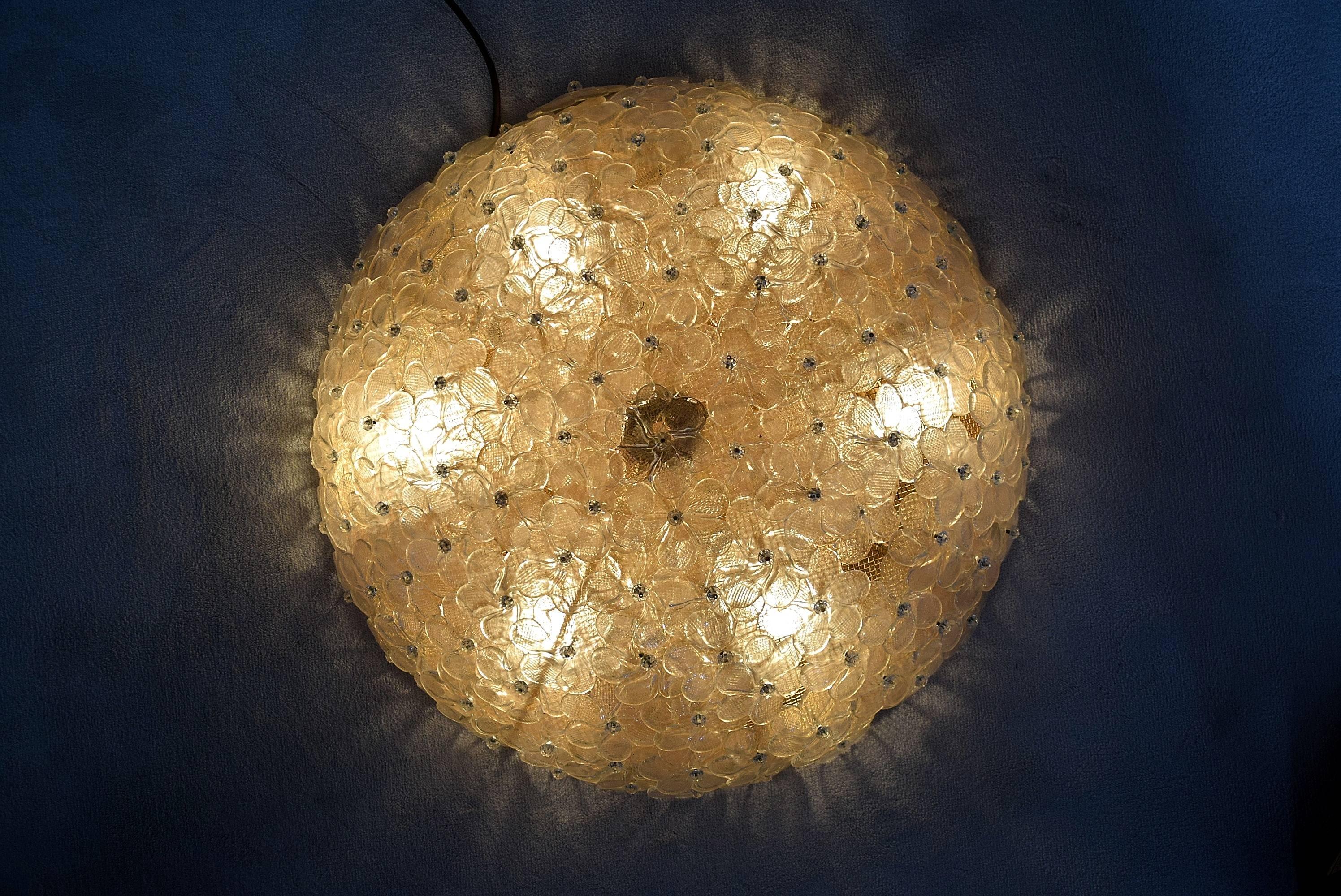 Flower ceiling lamp Seguso Murano
Gorgeous big handmade midcentury ceiling lamp “bunch of flowers” by Seguso, Murano, Italy.
The art glass flowers are semi transparant with gold details. This sophisticated piece is in perfect