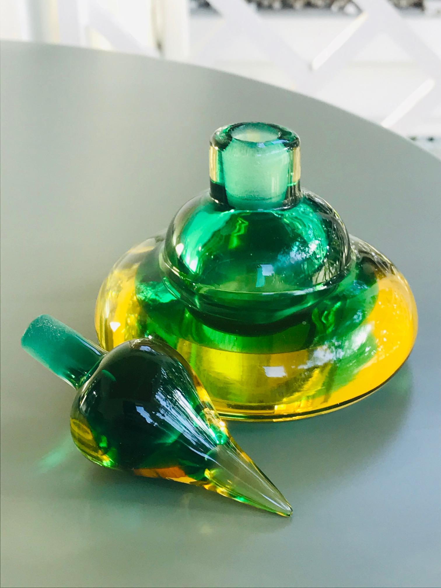 Seguso Murano Genie Perfume Bottle in Green and Yellow, Flavio Poli, circa 1960 In Good Condition In Fort Lauderdale, FL