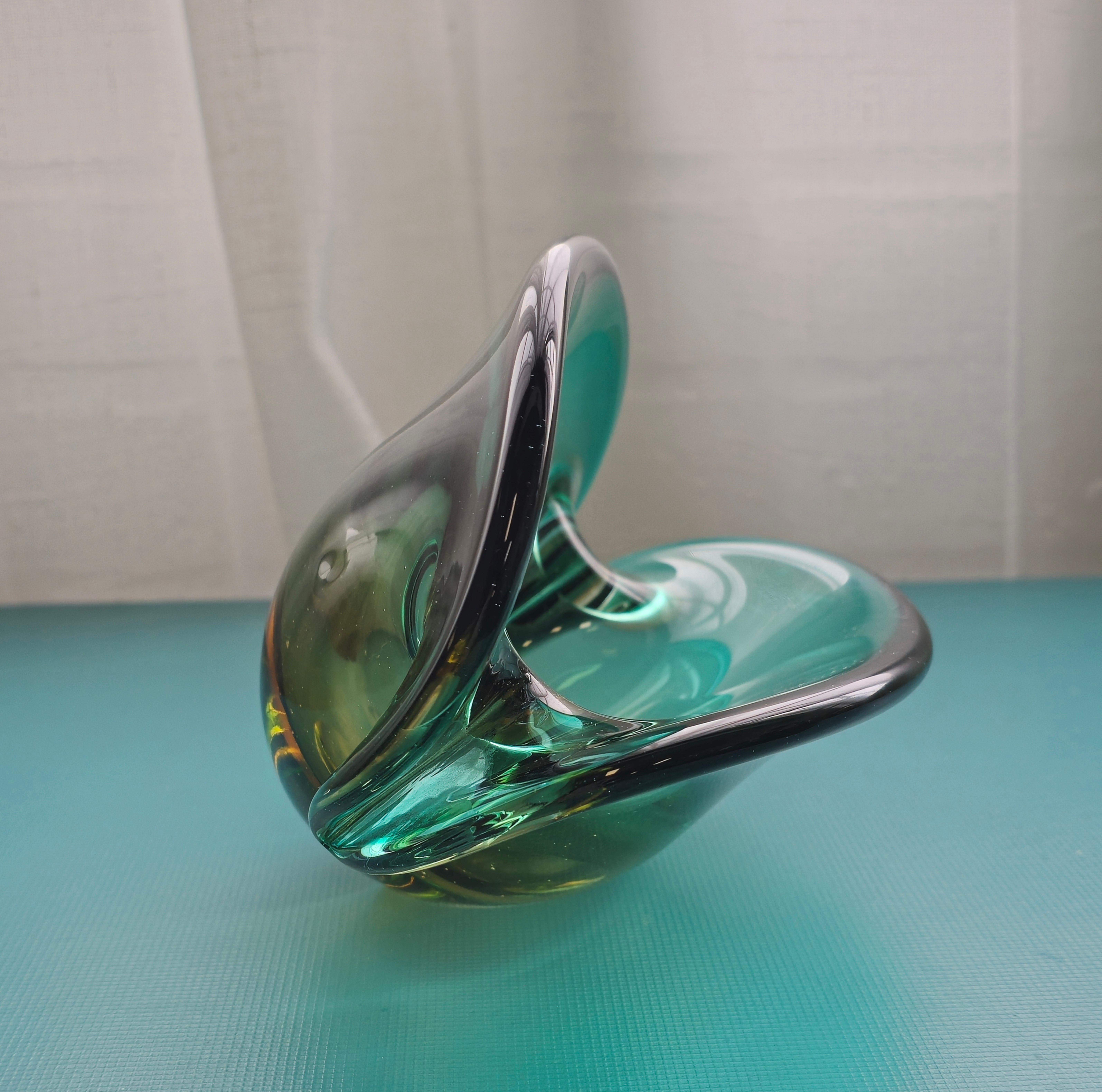 Seguso Murano Glass  1960s Clam shaped Shell Bowl, Italy In Good Condition For Sale In Toronto, ON