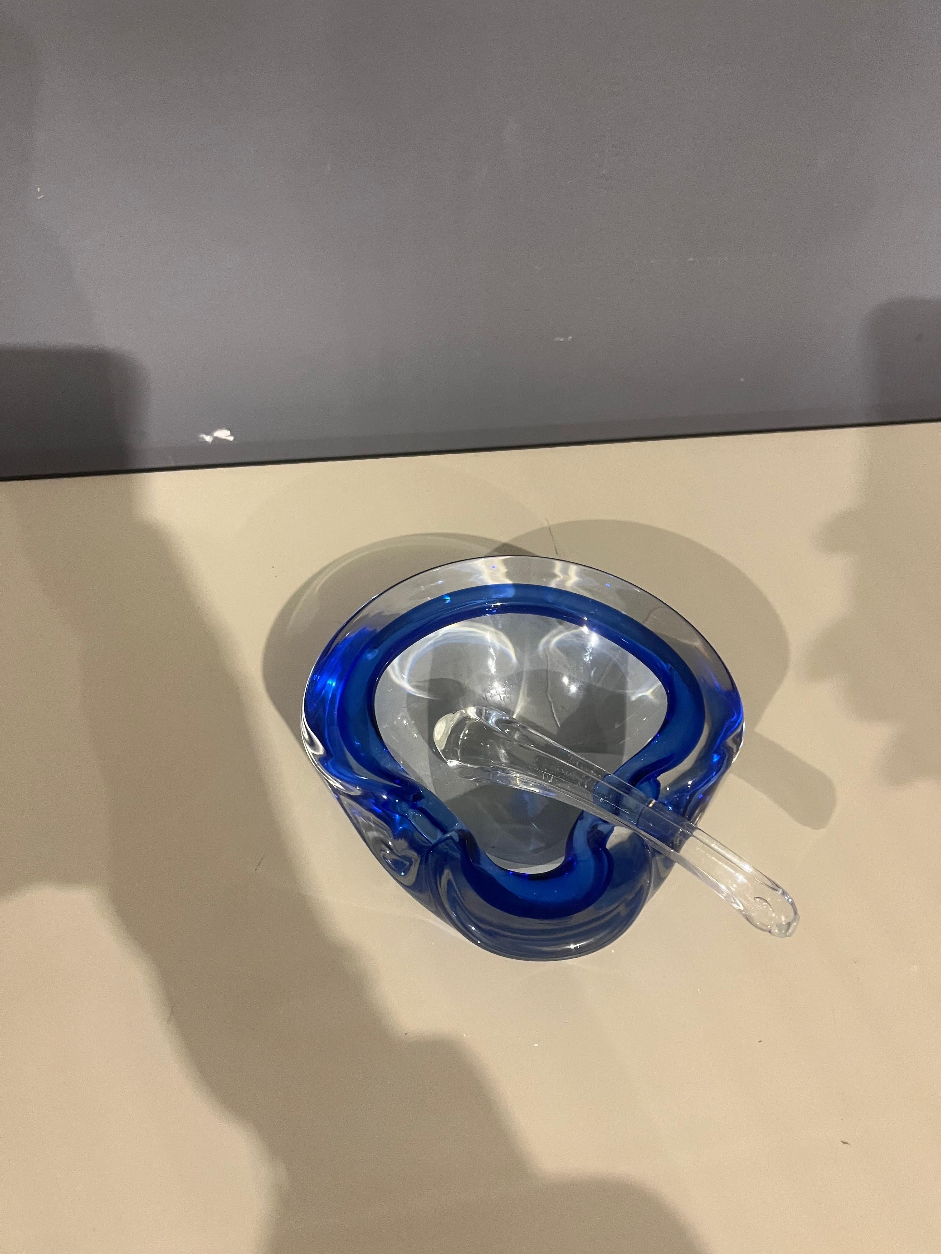 Cendrier Seguso en verre de Murano des années 1950. Un bijou de couleur et de sophistication, suspendu entre art et fonctionnalité : ce splendide cendrier en verre de Murano, d'un bleu cobalt profond, est un authentique hommage à la grande tradition