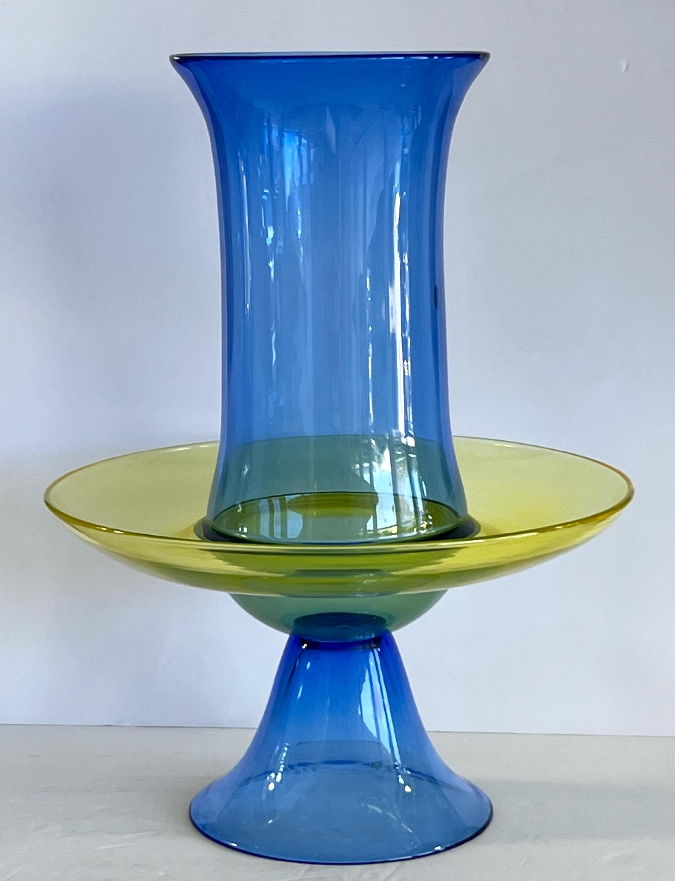 Un centro de mesa postmoderno Seguso. Cristal transparente azul y amarillo. 