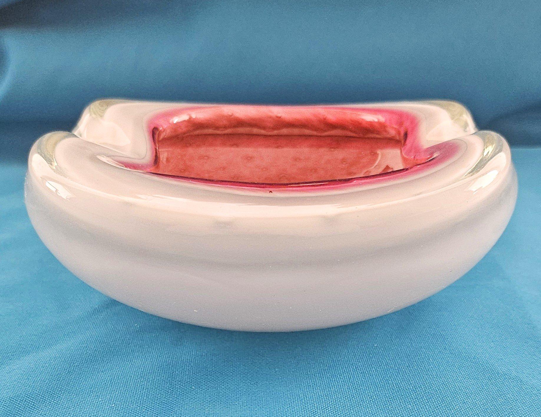 Seguso Coupe en verre de Murano, verre ciselé avec Bullicante et Polveri d'or. 
Il s'agit d'un magnifique morceau de verre de Murano, transparent et d'un blanc éclatant, avec un intérieur saturé d'un rose profond. La base est lisse et polie, à