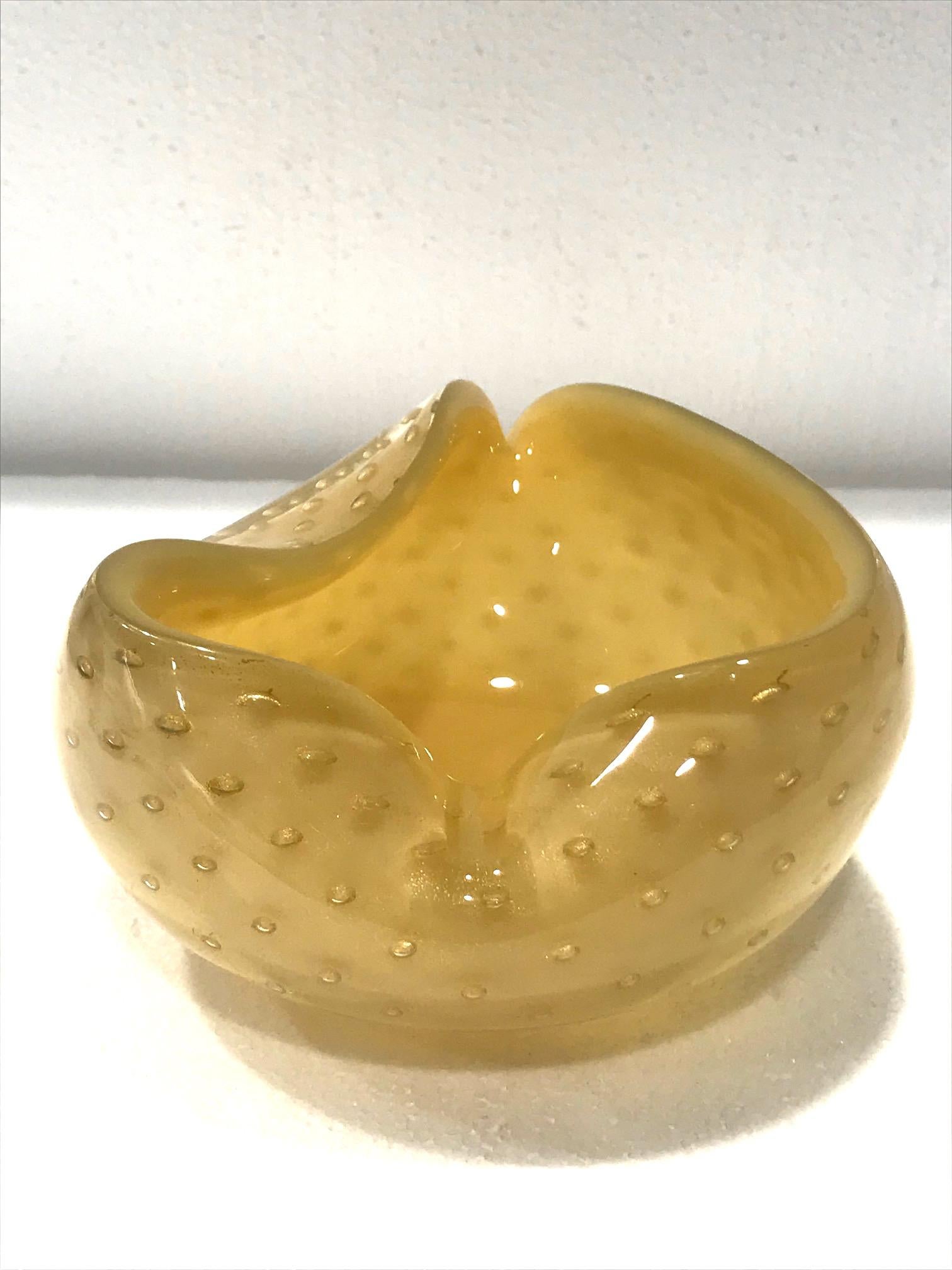 Hand-Crafted Seguso Murano Glass Bowl with Controlled Bubble Design in Beige and Gold