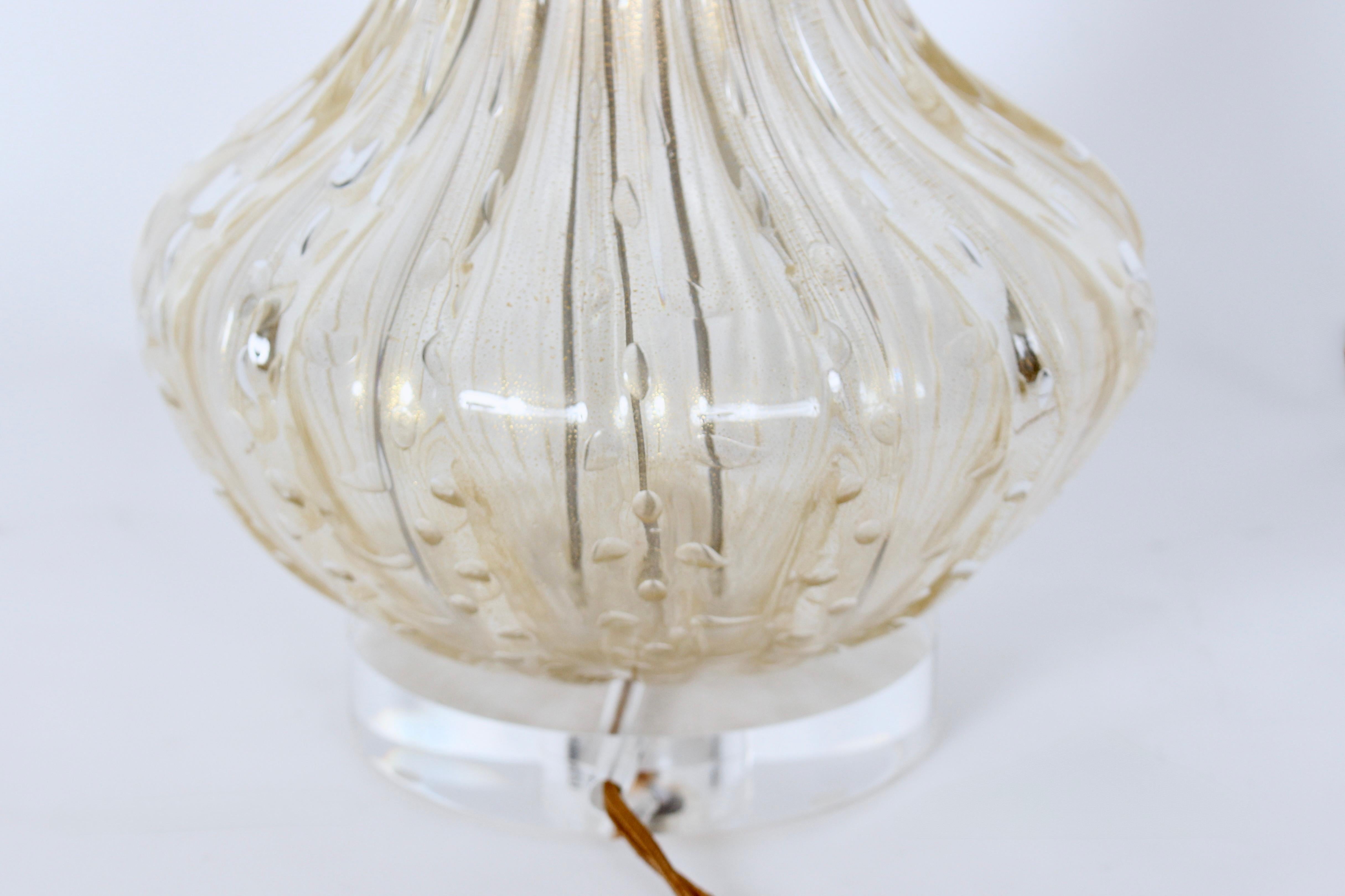 Lampe de table en verre de Murano irisé et doré, années 1950 en vente 8