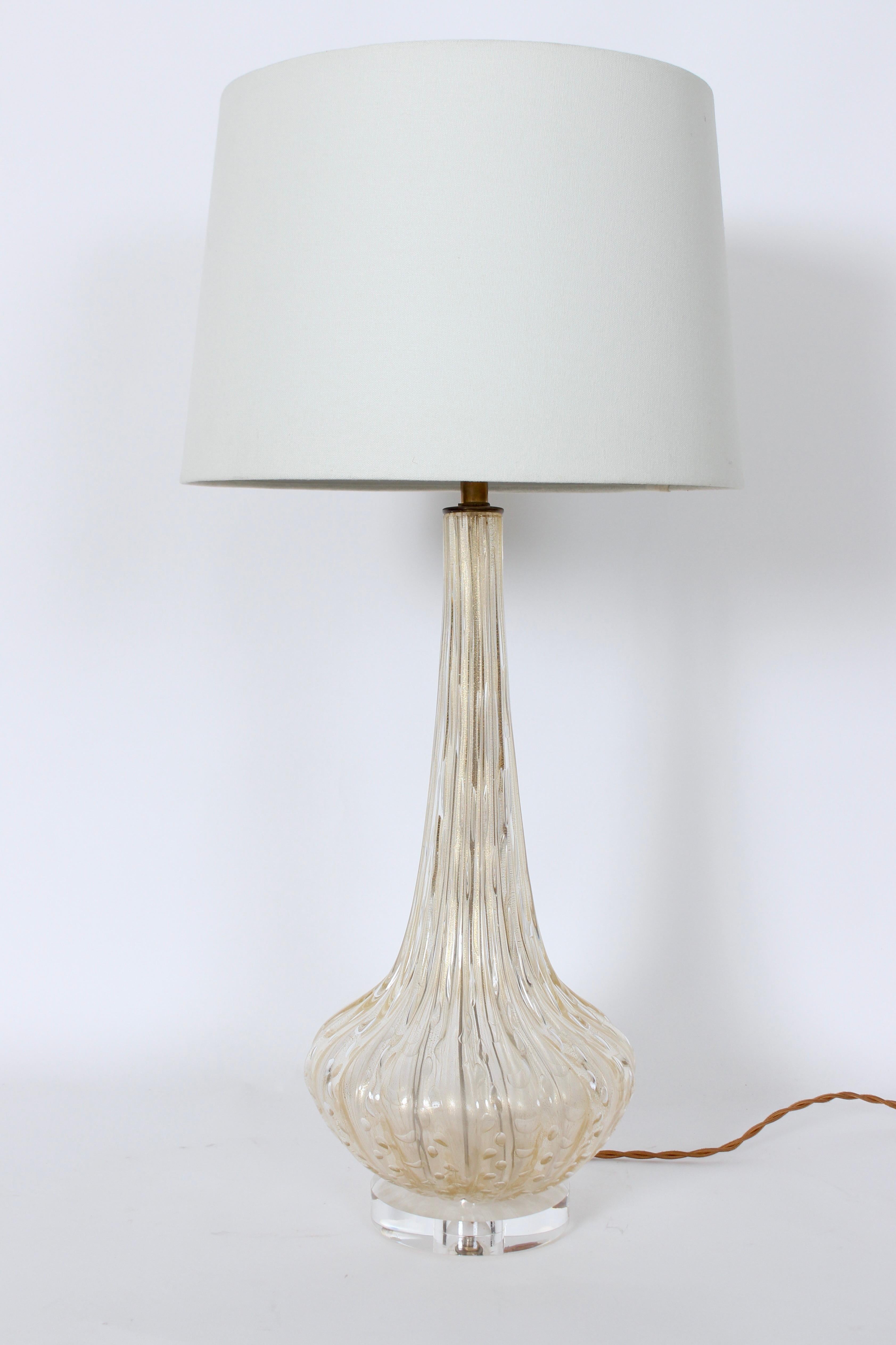 Lampe de table en verre de Murano irisé et doré, années 1950 en vente 9