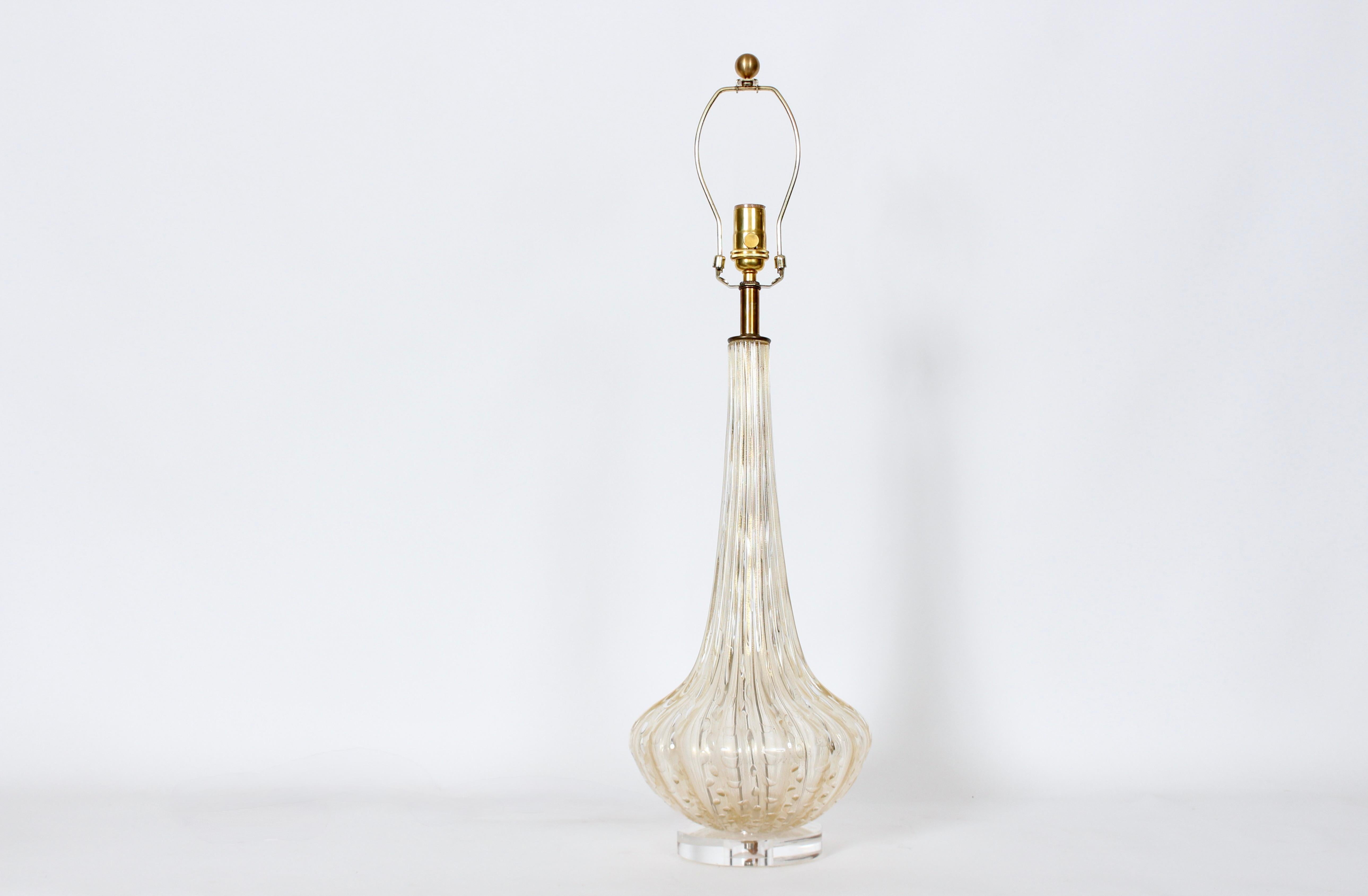 italien Lampe de table en verre de Murano irisé et doré, années 1950 en vente