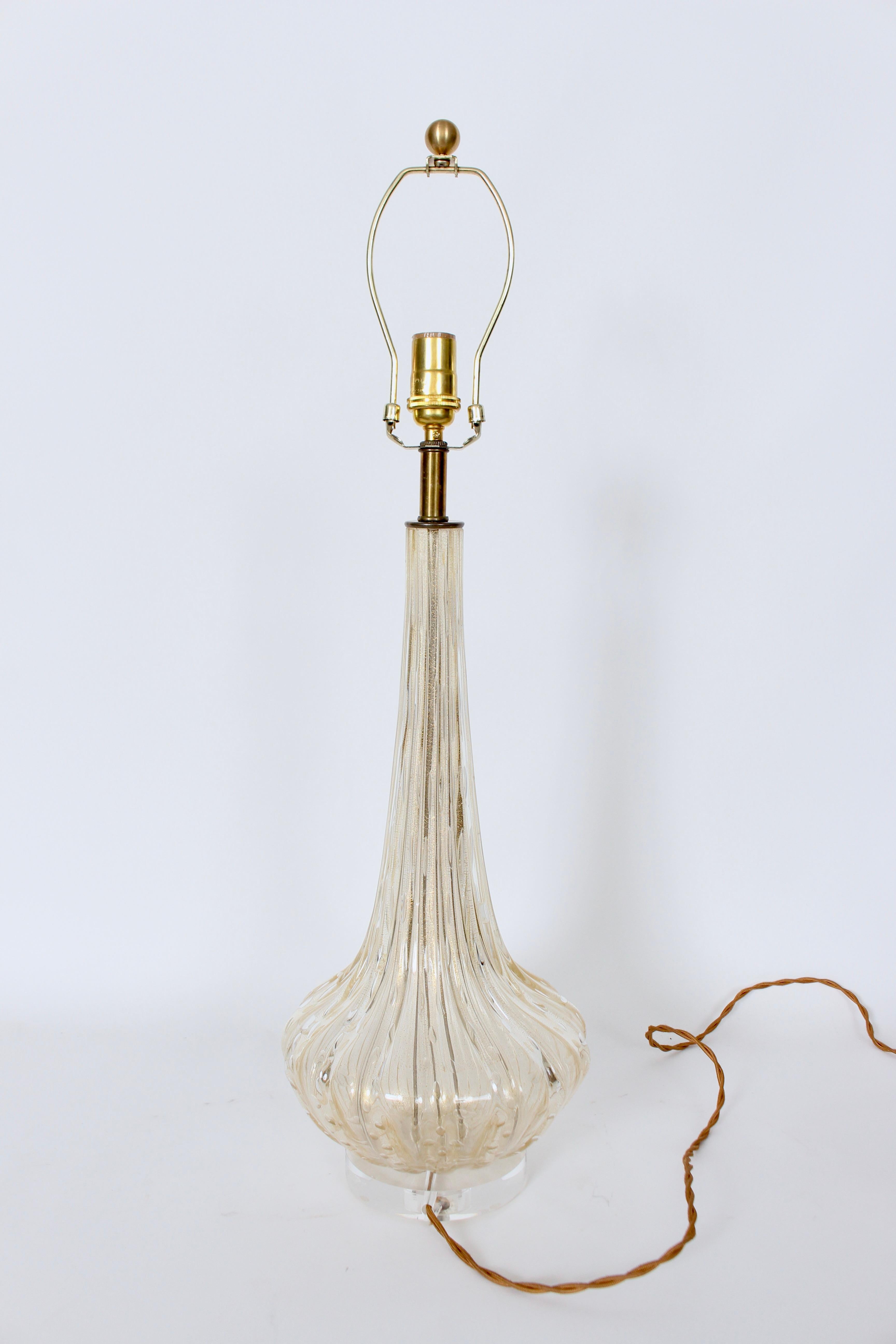 Milieu du XXe siècle Lampe de table en verre de Murano irisé et doré, années 1950 en vente