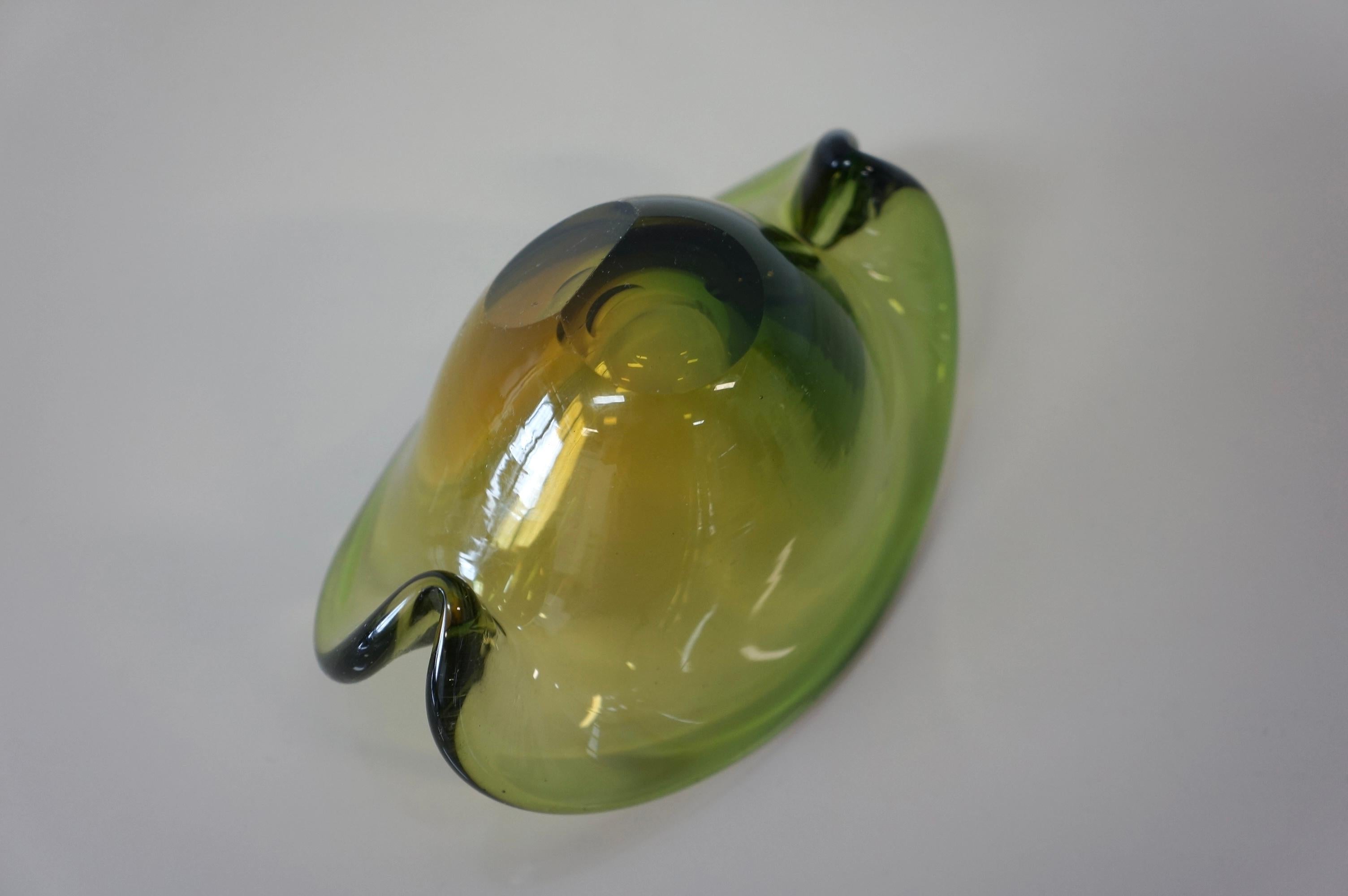 Seguso Murano Glass Green 1960s Clam shaped Shell Bowl, Italy In Good Condition In Toronto, ON