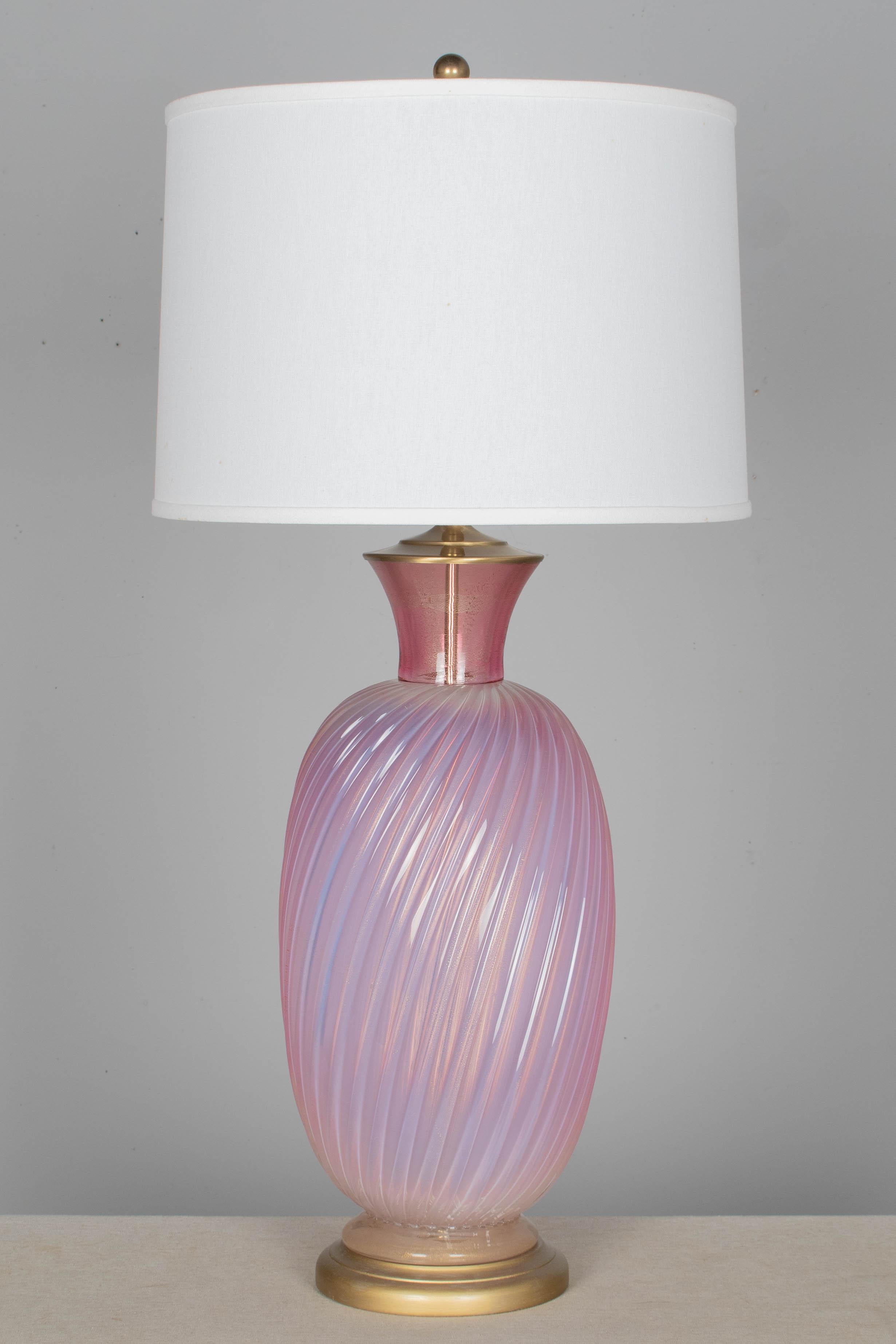 Eine Murano-Glaslampe von Seguso aus der Mitte des Jahrhunderts mit gewirbelter, gerippter Form und großen Proportionen. Mundgeblasenes, opalisierendes, rosafarbenes Überfangglas mit echten Goldeinschlüssen. Atemberaubende Farbe mit subtilem