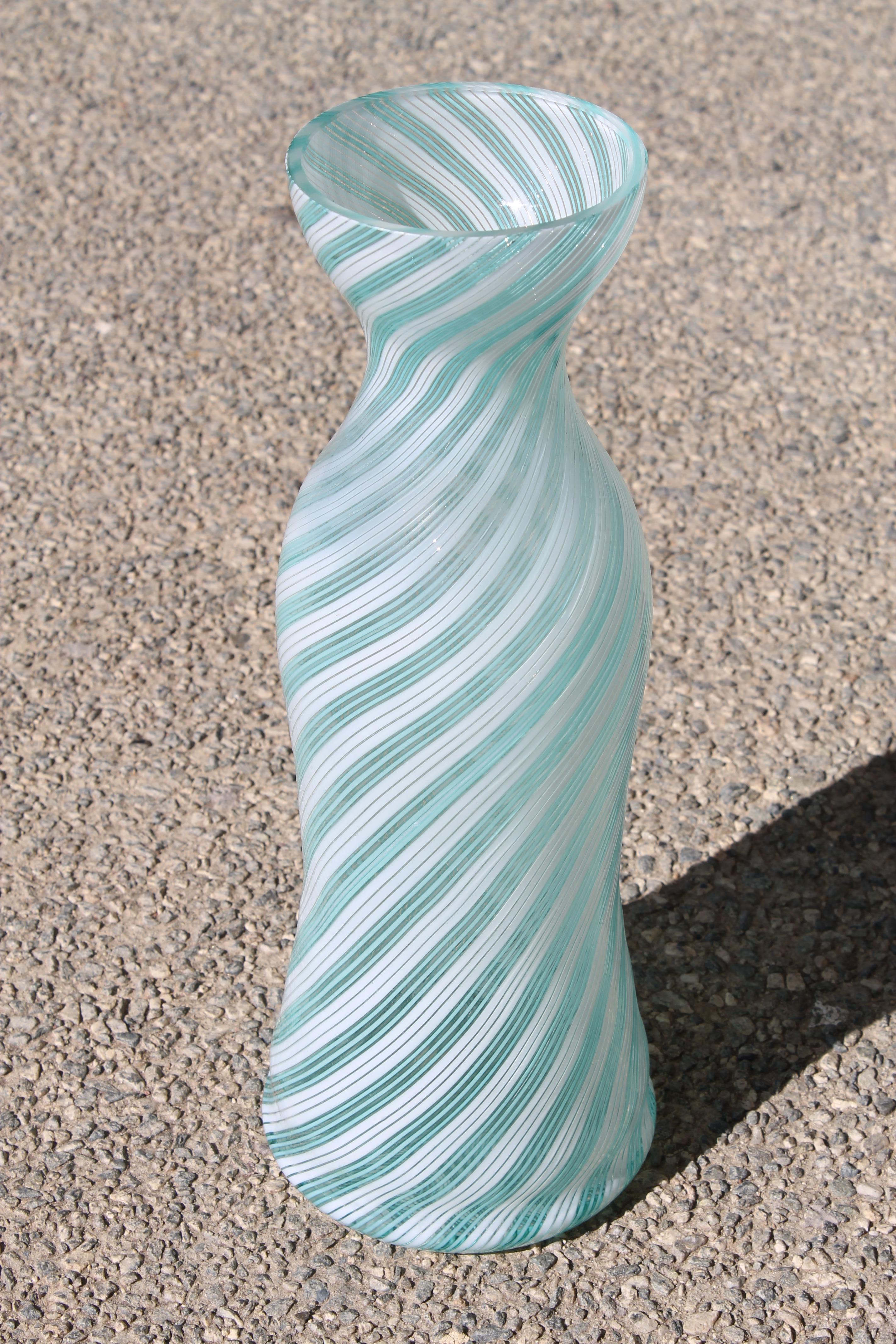 Vase de Murano de Seguso avec un motif turquoise et blanc. Le vase mesure 15,25