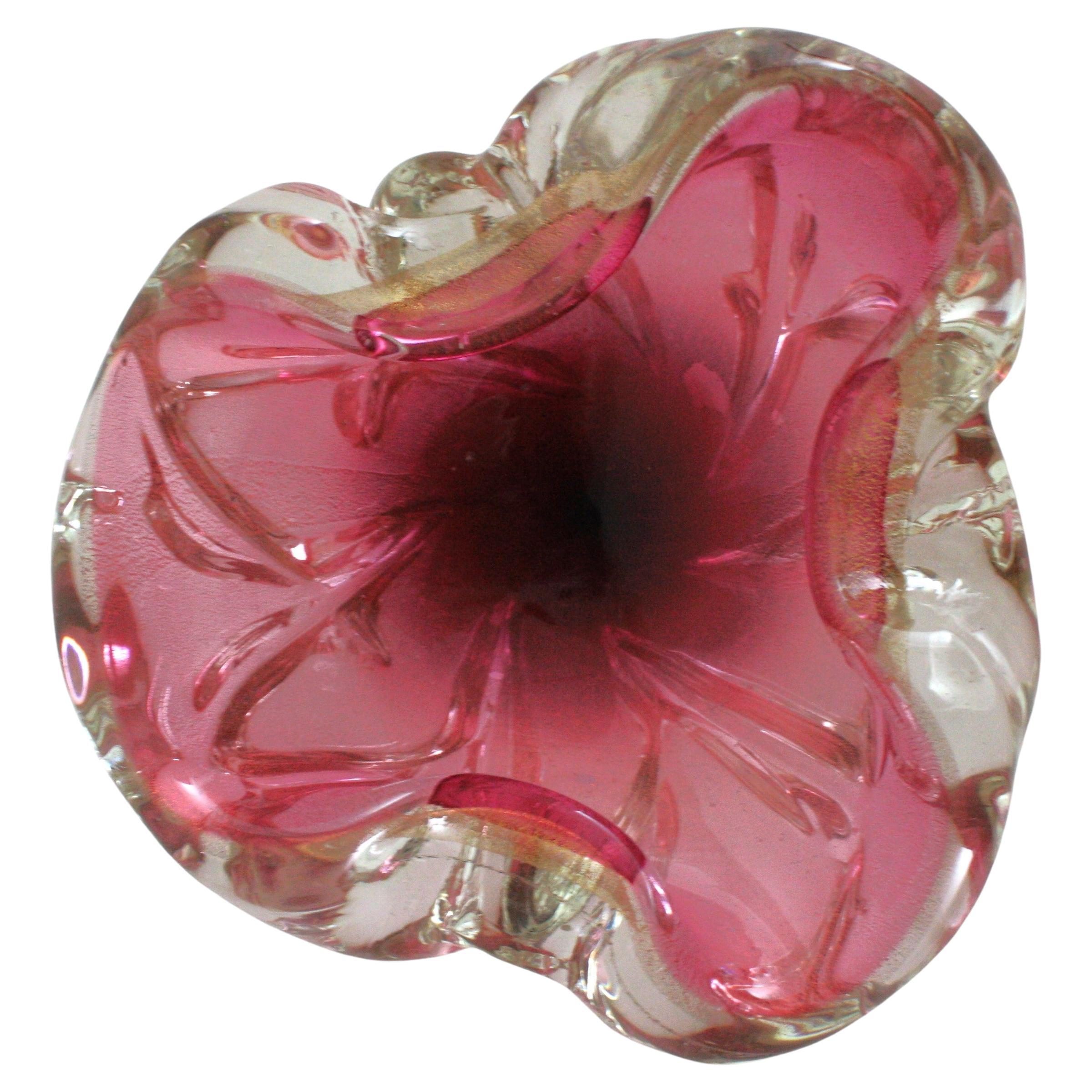 Seguso Murano Gold Flecks Pink Sommerso Italian Art Glass Bowl or Ashtray, 1950 In Good Condition For Sale In Barcelona, ES