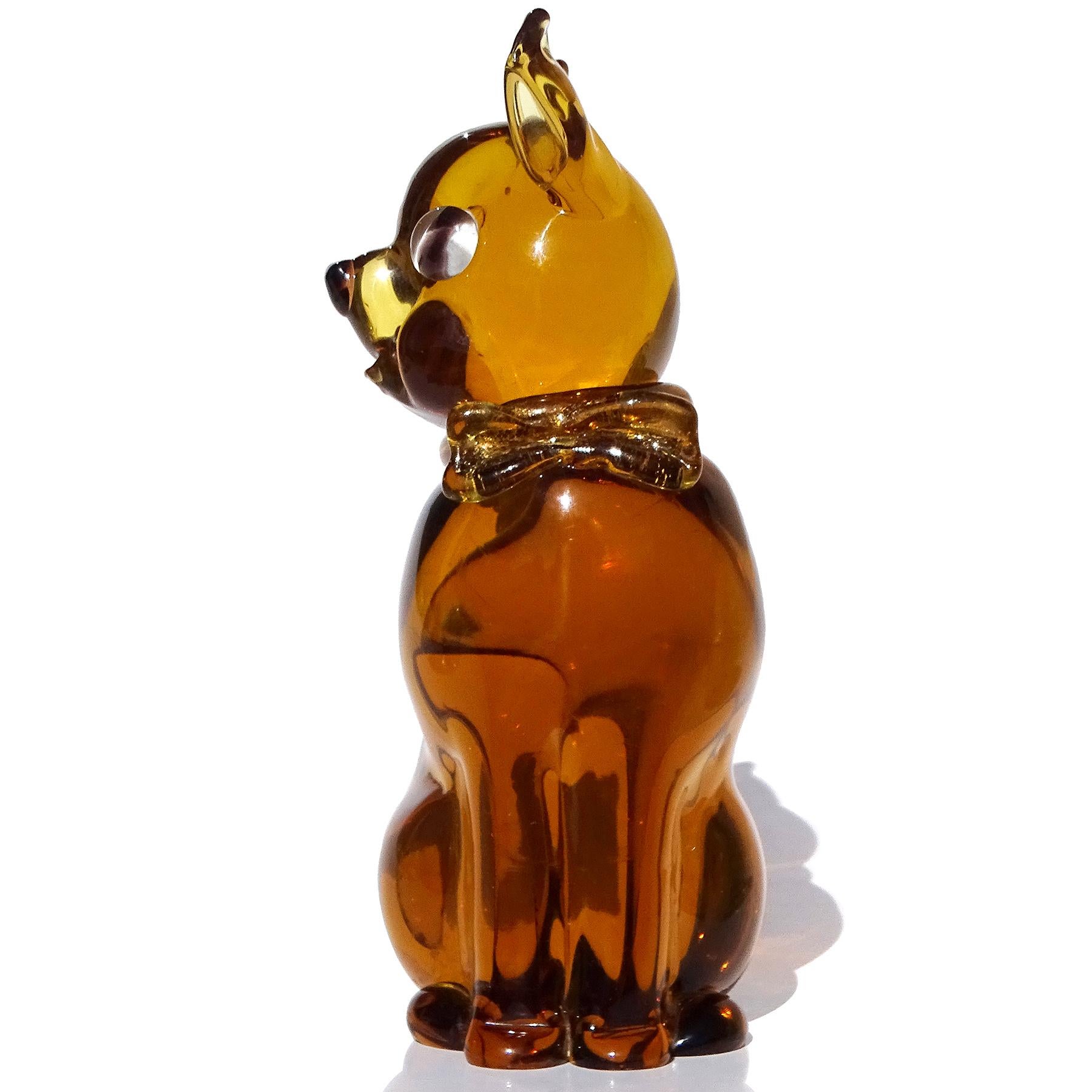 Italienische Seguso Murano-Kunstglas-Figur einer Katzenfigur aus goldenem Bernstein mit Goldflecken und Schleife (Moderne der Mitte des Jahrhunderts) im Angebot