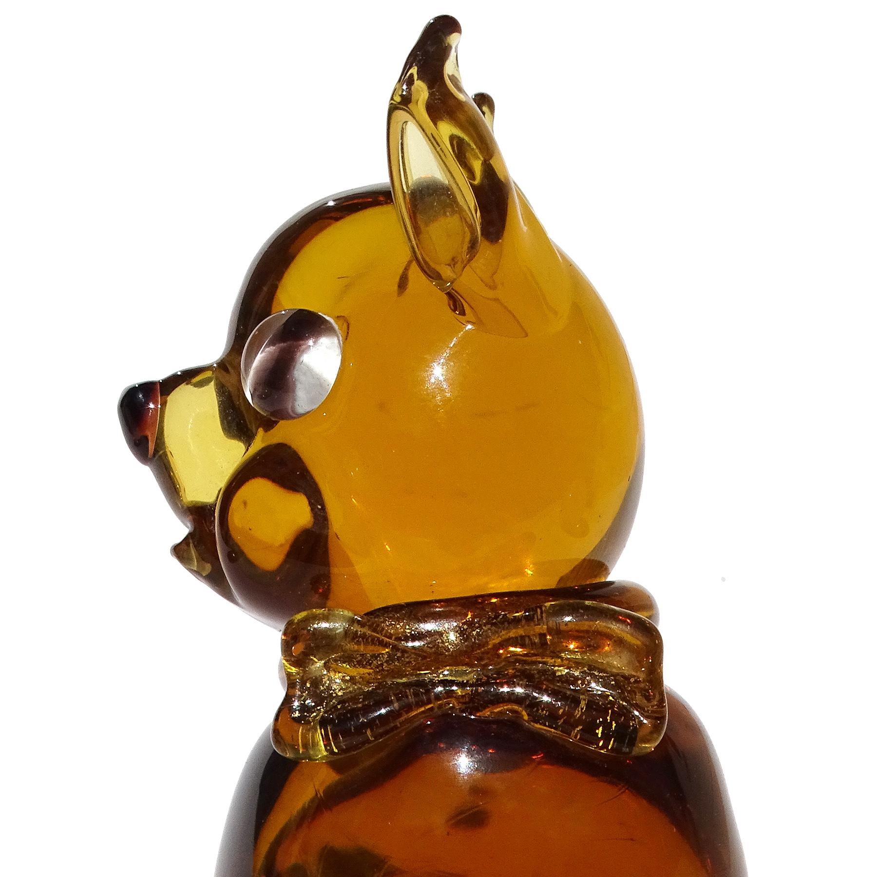 Italienische Seguso Murano-Kunstglas-Figur einer Katzenfigur aus goldenem Bernstein mit Goldflecken und Schleife (Handgefertigt) im Angebot