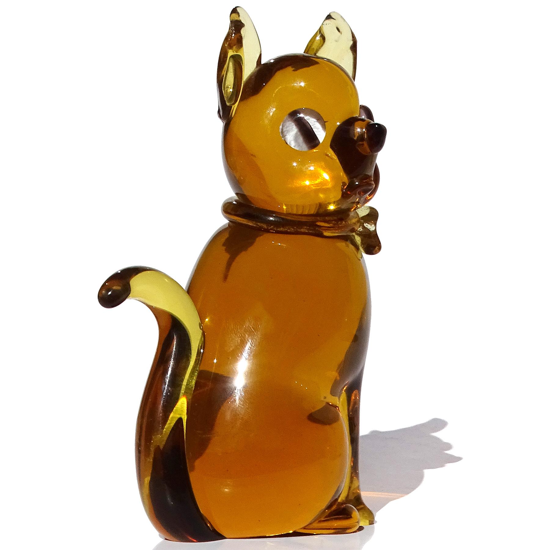 Italienische Seguso Murano-Kunstglas-Figur einer Katzenfigur aus goldenem Bernstein mit Goldflecken und Schleife (20. Jahrhundert) im Angebot