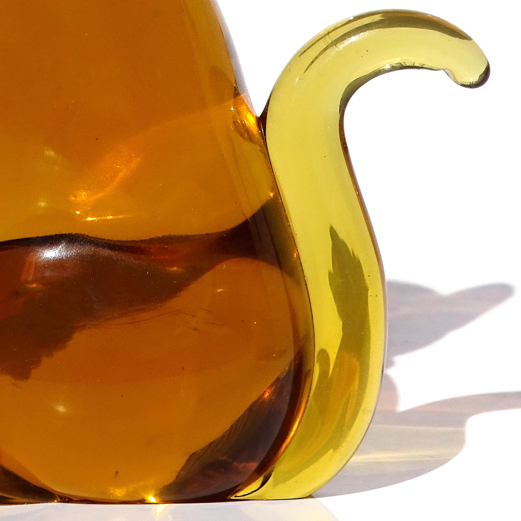Italienische Seguso Murano-Kunstglas-Figur einer Katzenfigur aus goldenem Bernstein mit Goldflecken und Schleife im Angebot 2