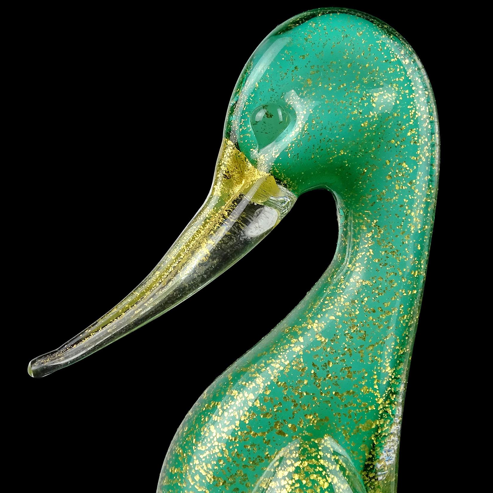 Schöne Vintage Murano mundgeblasenen grünen und goldenen Flecken italienische Kunst Glas Ente Vogel-Figur / Skulptur. Archimede Seguso / Seguso Vetri D' Arte zugeschrieben. Der Vogel besteht aus einer weißen Innenschicht, einer grünen Außenschicht