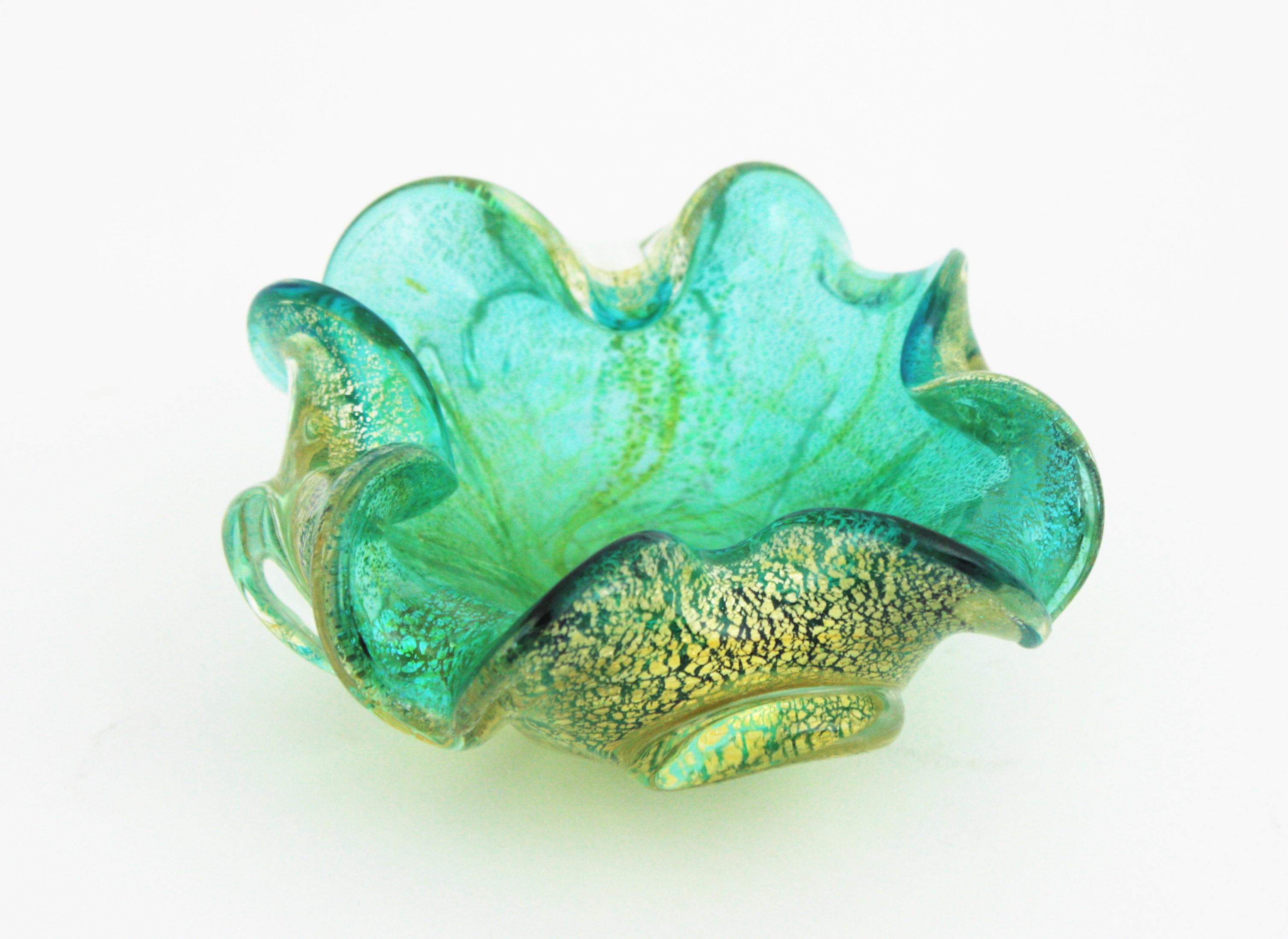 Seguso Murano Green Gold Flecks Sommerso Italian Art Glass Flower Bowl In Excellent Condition In Barcelona, ES
