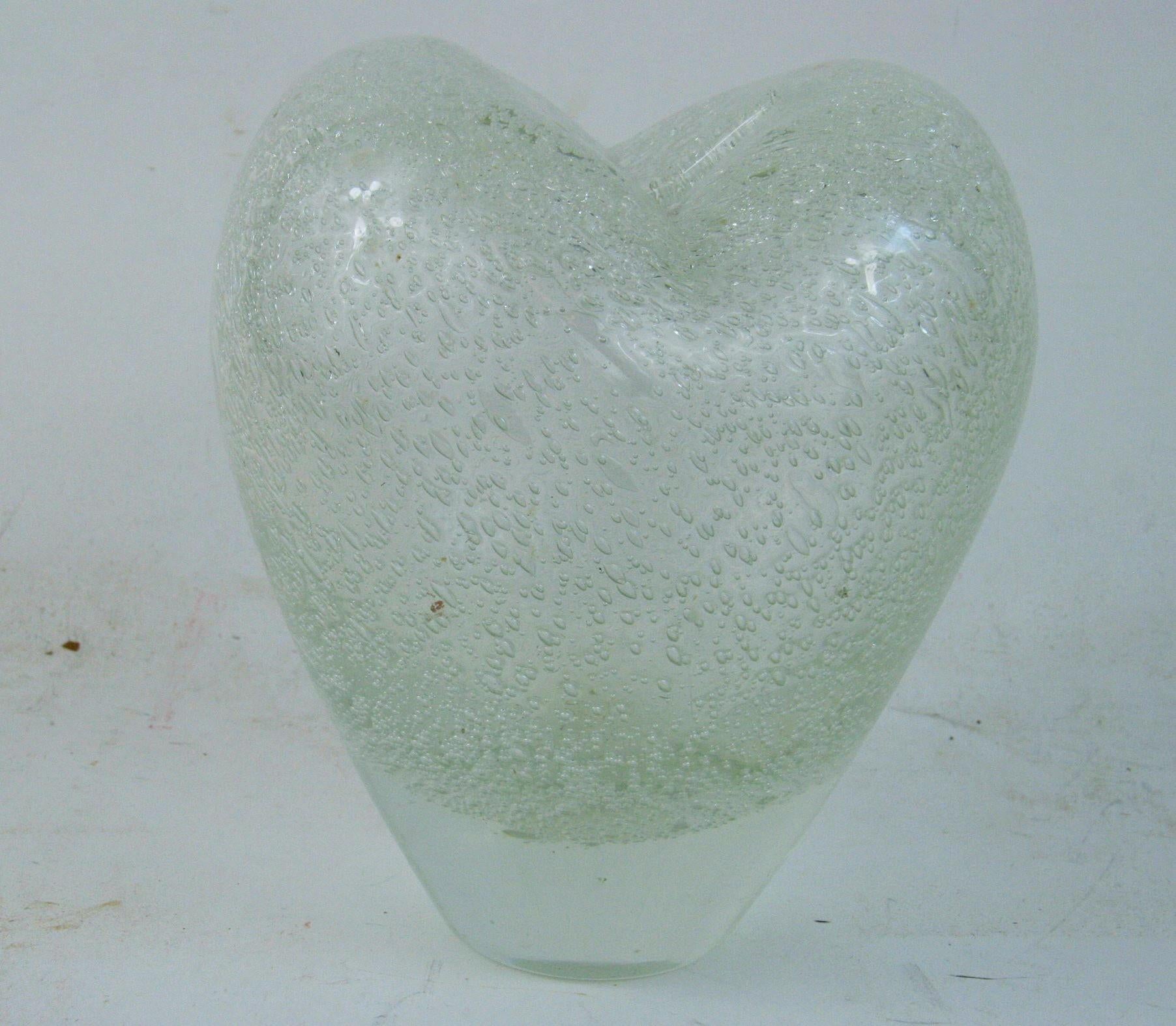 8-103 Bellissimo vaso in vetro trasparente soffiato a mano di Murano con bolle interne e vetro infuso.
Creato da Seguso Vetri d'Arte
Epoca di metà secolo.