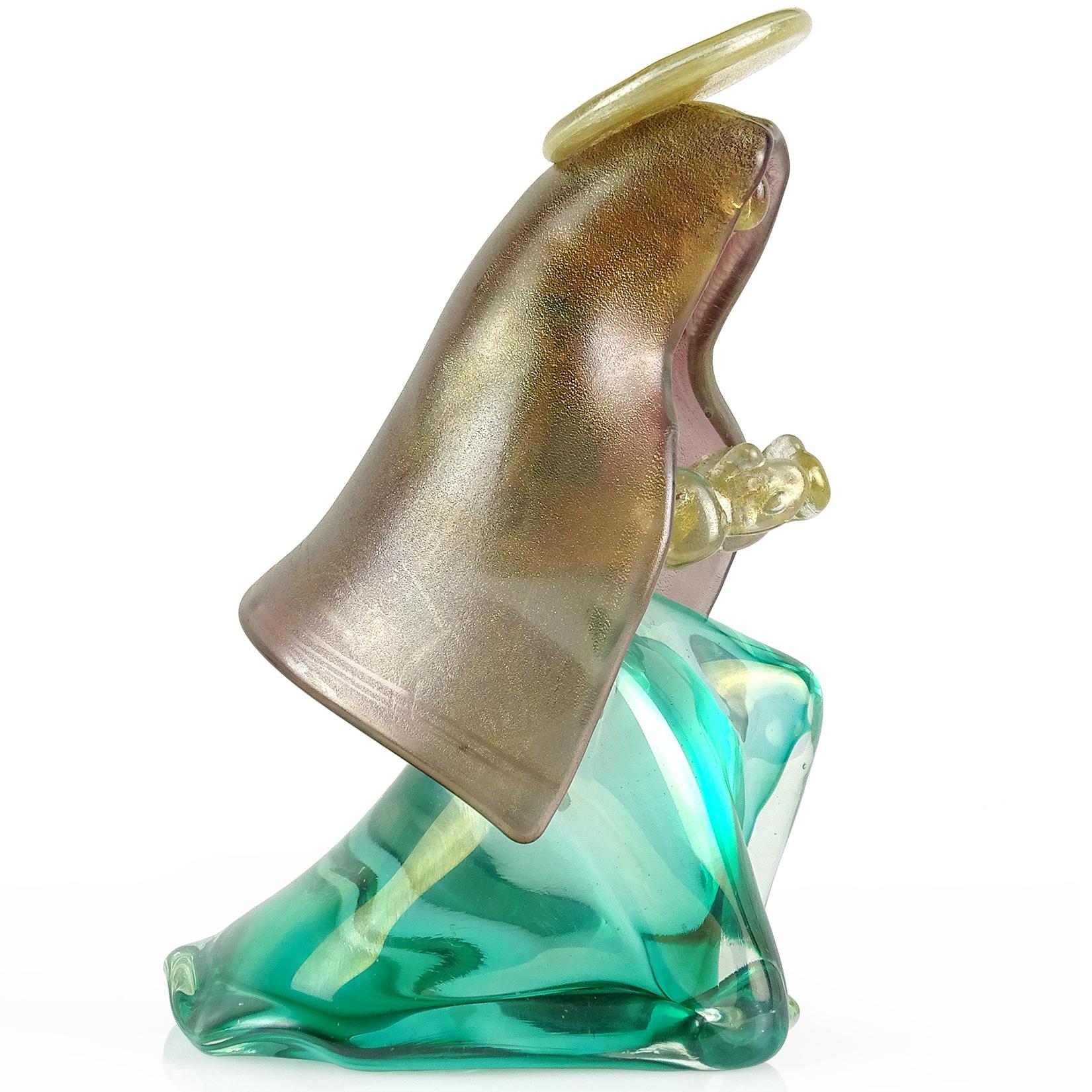 Preciosa y rara escultura vintage de Murano soplada a mano de color verde iridiscente con velo morado, figura de la Virgen María en el Nacimiento. Atribuido al diseñador Archimede Seguso. Está descalza y arrodillada, con las manos juntas. Su velo