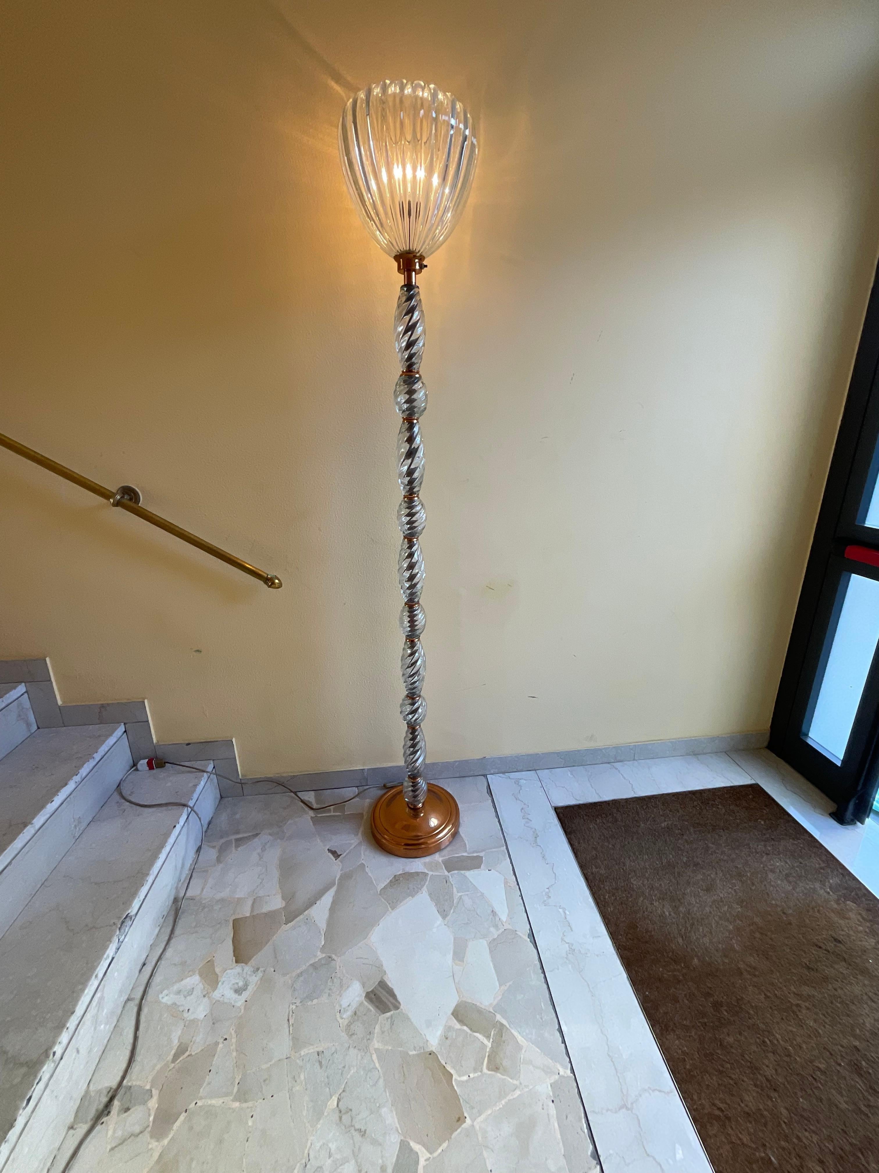SEGUSO Murano - Rara lampada da terra in vetro di murano del 1940.
Perfetto stato , linea elegante e raffinata , sia per un arredamento moderno che antico.
