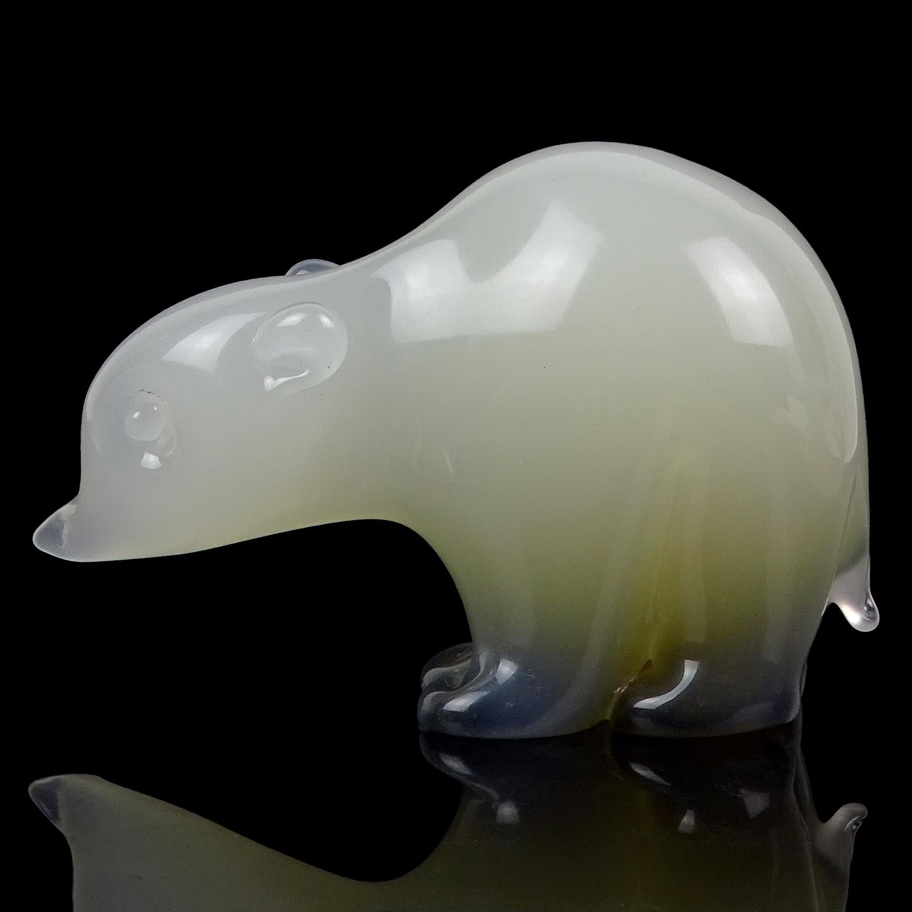 Seguso Murano Blanco Opalescente Oliva Oscuro Figurita de Vidrio Artístico Italiano Bebé Oso Moderno de mediados de siglo en venta