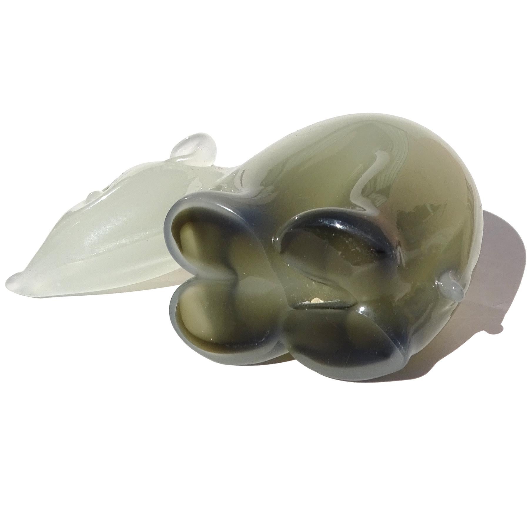Seguso Murano Blanco Opalescente Oliva Oscuro Figurita de Vidrio Artístico Italiano Bebé Oso siglo XX en venta