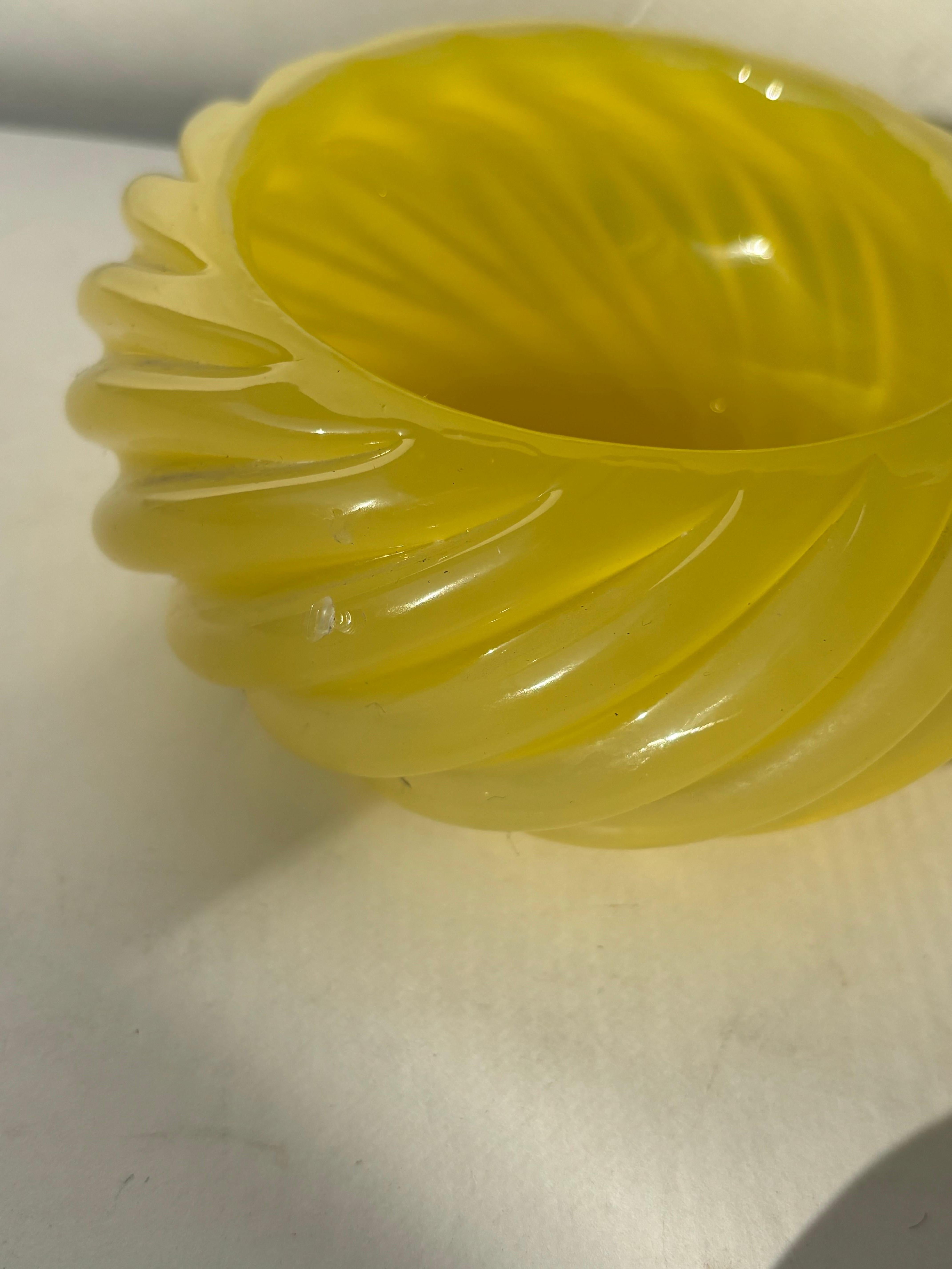 Hermosa caja de cristal de murano en un color amarillo opalino con tapa / cubierta . 