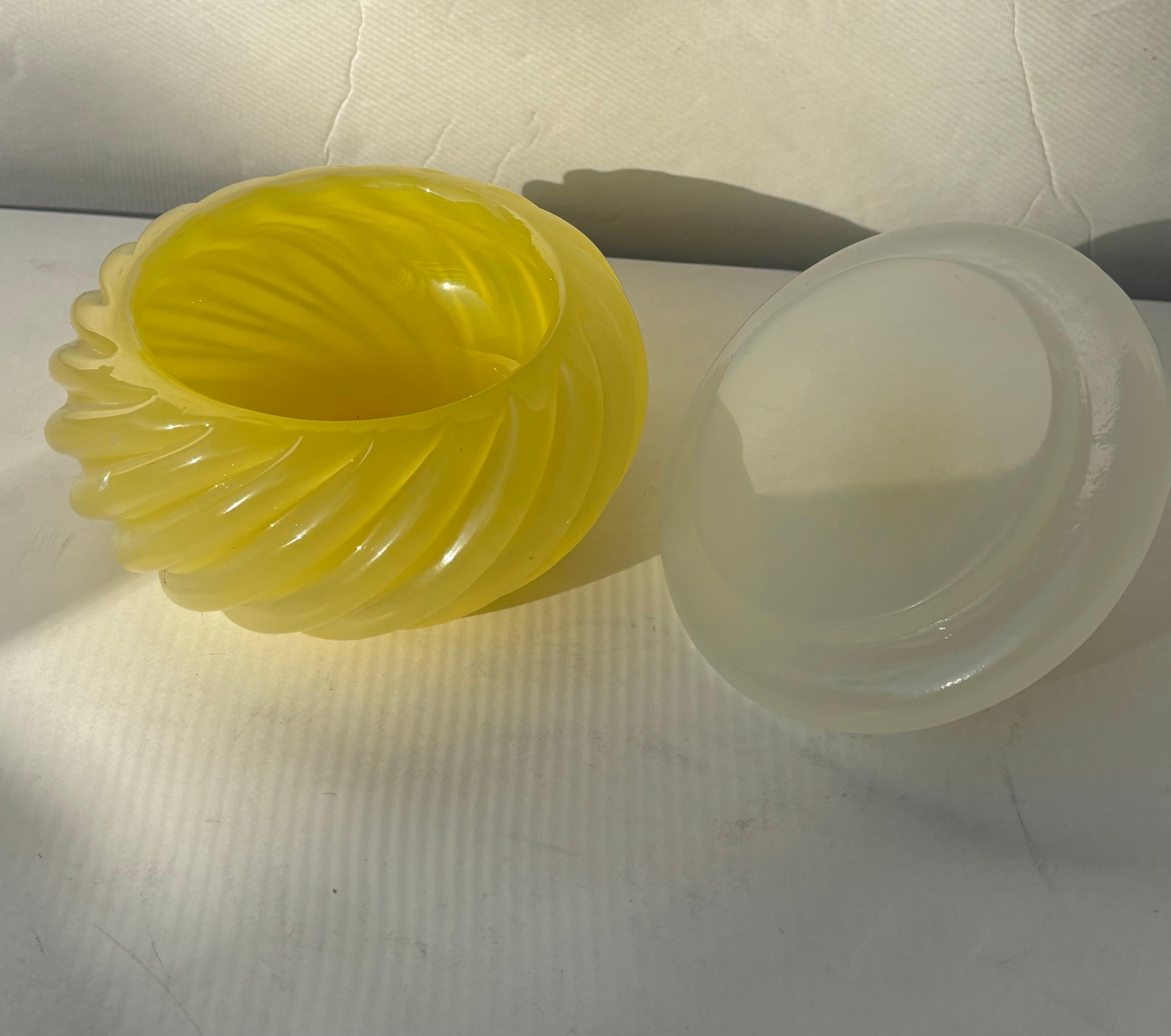 Seguso Murano amarillo opalescente decorativo /joyero caja con tapa . Moderno en venta