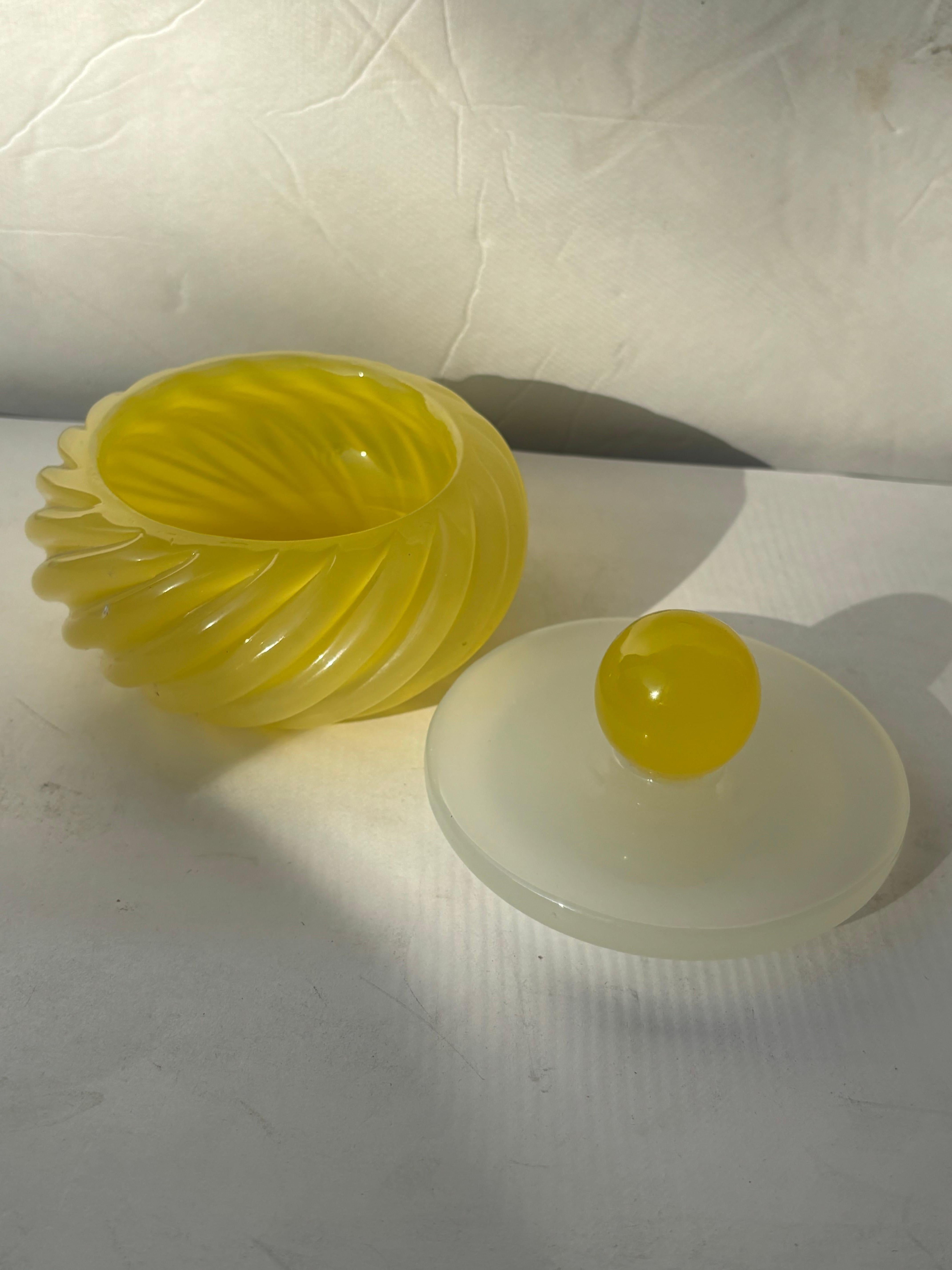 Seguso Murano amarillo opalescente decorativo /joyero caja con tapa . Italiano en venta