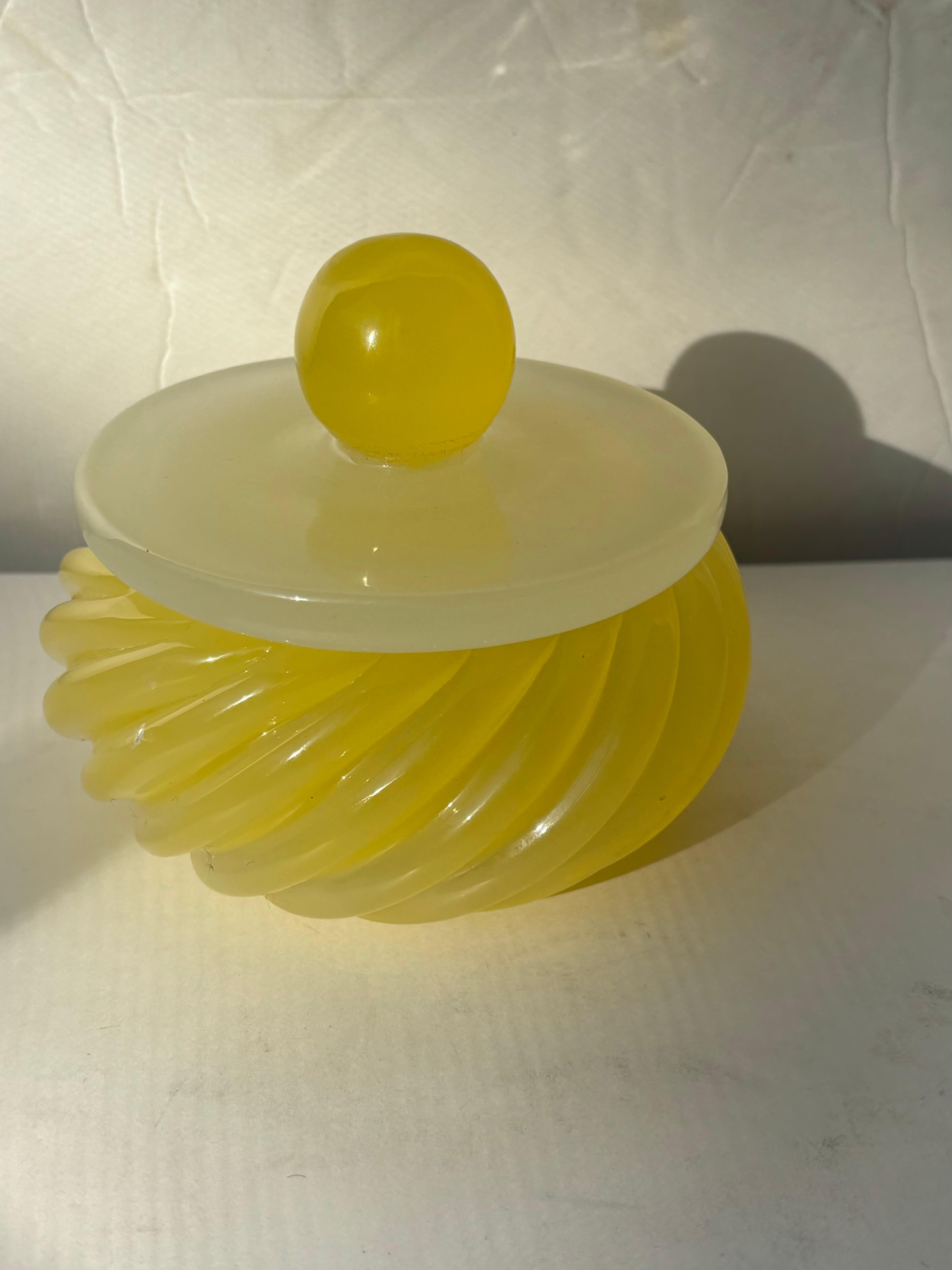 Seguso Murano amarillo opalescente decorativo /joyero caja con tapa . Hecho a mano en venta